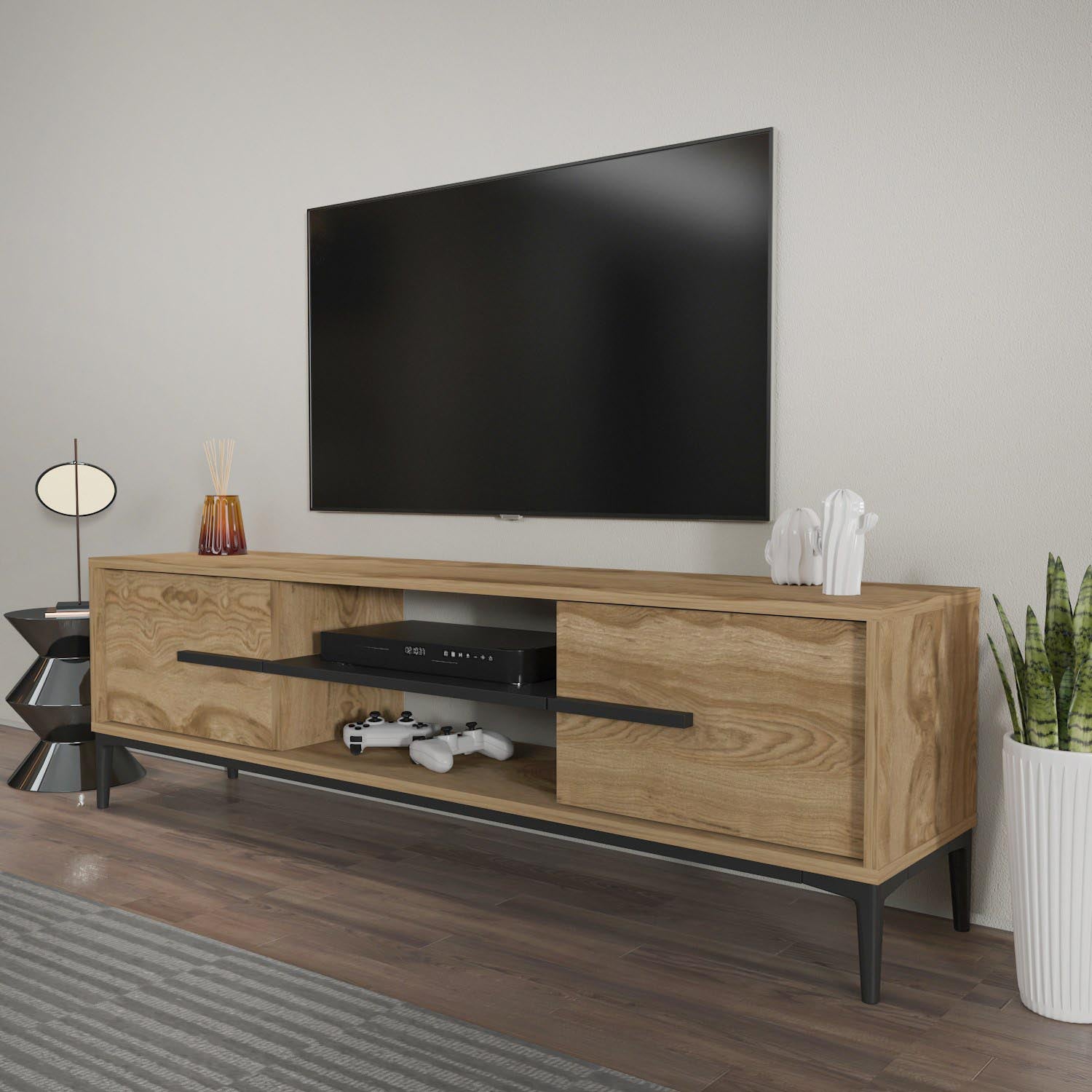 Verleihen Sie Ihrem Wohnraum mit dem Eslem Sideboard in Eiche Schwarz von Hanah Home einen Hauch von Eleganz und praktischer Stauraum.