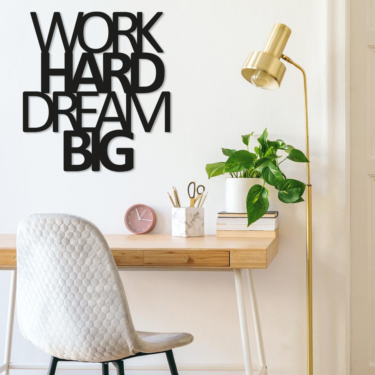Entdecken Sie die elegante "Work Hard Dream Big" Wanddeko in Schwarz von Wallity. Ein zeitloses Metallkunstwerk, das jeden Raum stilvoll aufwertet.
