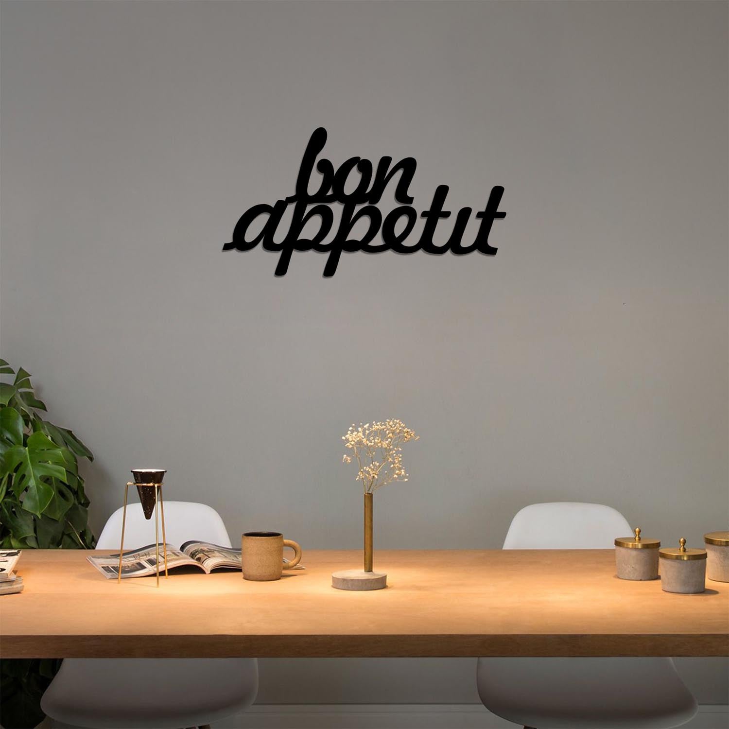 Entdecken Sie die elegante Wanddeko "Bon Appetit 1 - Schwarz" von Wallity. Verleihen Sie Ihrem Raum mit diesem stilvollen Metall-Accessoire einen Hauch von Raffinesse.