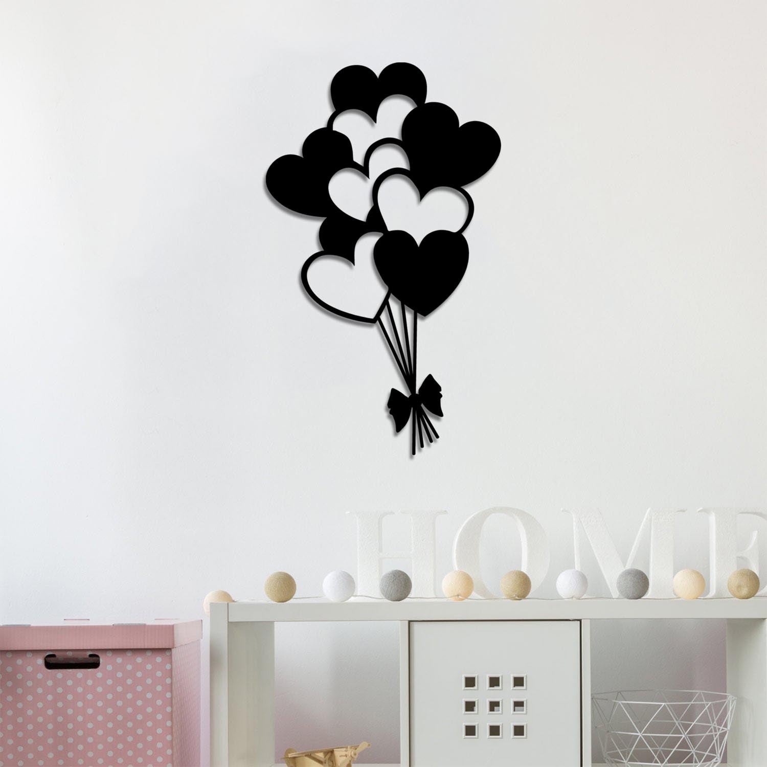 Entdecken Sie die stilvolle Balloons Wanddeko in Schwarz von Wallity. Ein elegantes Metall-Wandaccessoire, das jeden Raum aufwertet.