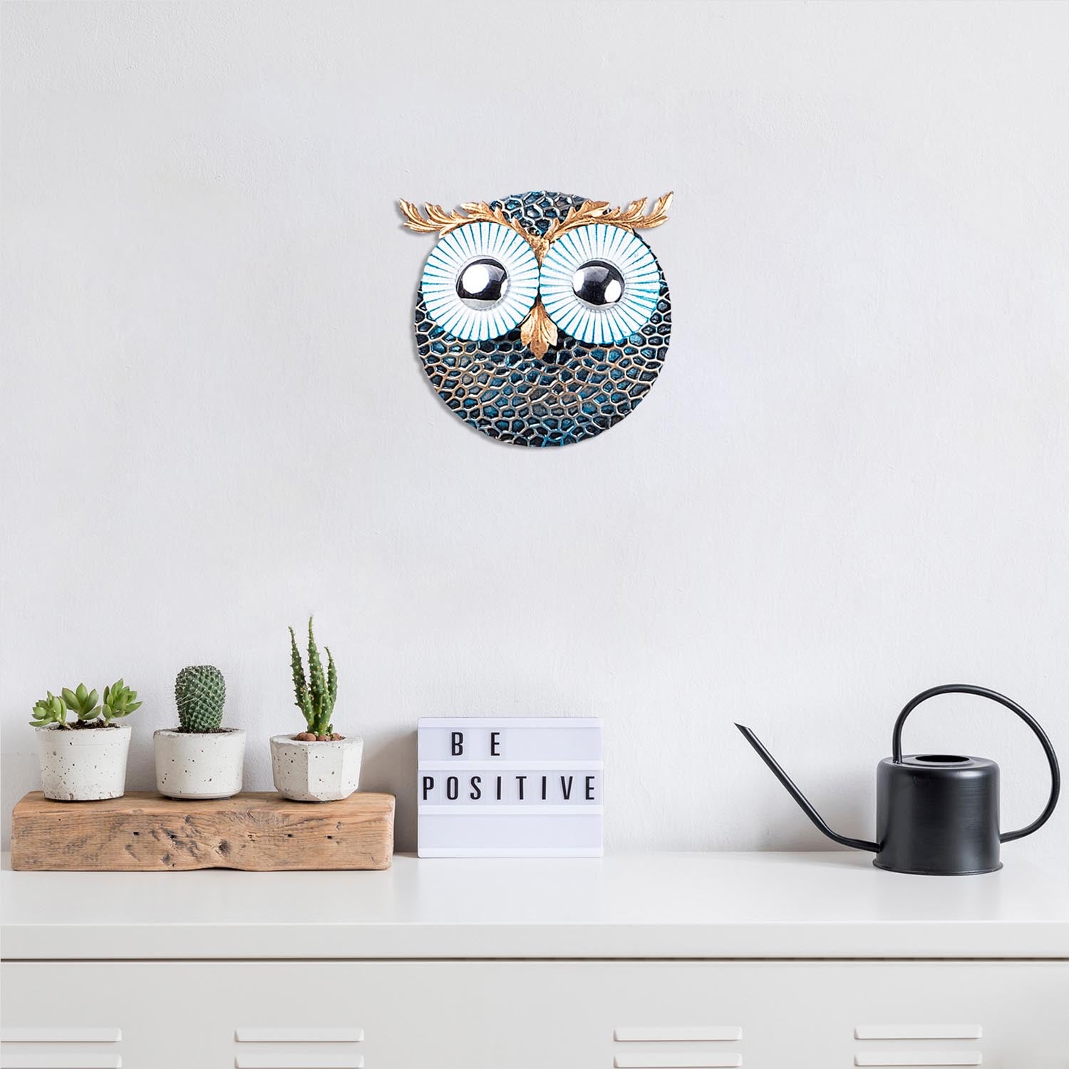 Entdecken Sie die Owl 3 Wanddeko in Mehrfarbig von Wallity – ein handgefertigtes Metallkunstwerk, das Eleganz und Stil in Ihr Zuhause bringt.