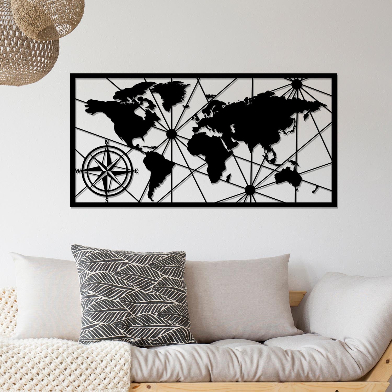 Entdecken Sie die elegante World Map Large Wanddeko in Schwarz von Wallity. Ein stilvolles Metallkunstwerk, das jeden Raum aufwertet.