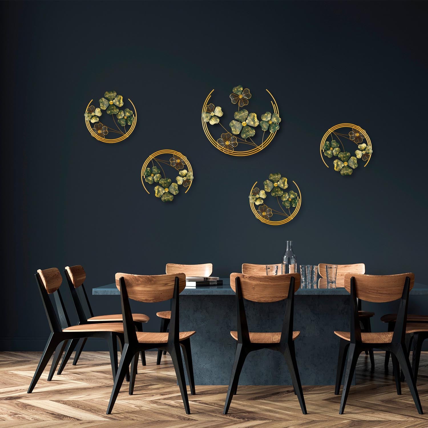 Entdecken Sie die Haiyang Wanddeko von Wallity in Grün Gold – ein einzigartiges Metallkunstwerk, das Eleganz und natürliche Schönheit in Ihr Zuhause bringt.