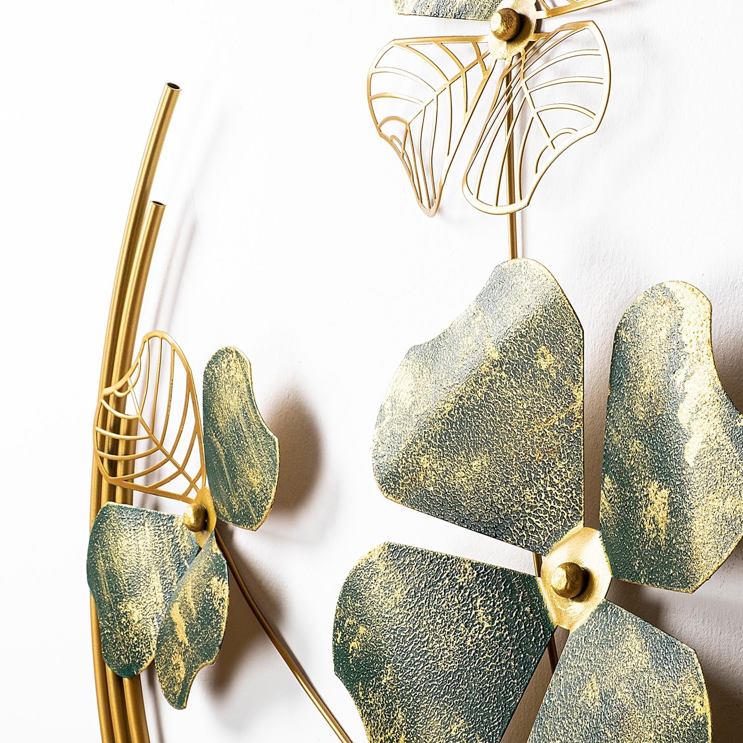 Entdecken Sie die Haiyang Wanddeko von Wallity in Grün Gold – ein einzigartiges, handbemaltes Metallkunstwerk, das Eleganz und Natur in Ihr Zuhause bringt.