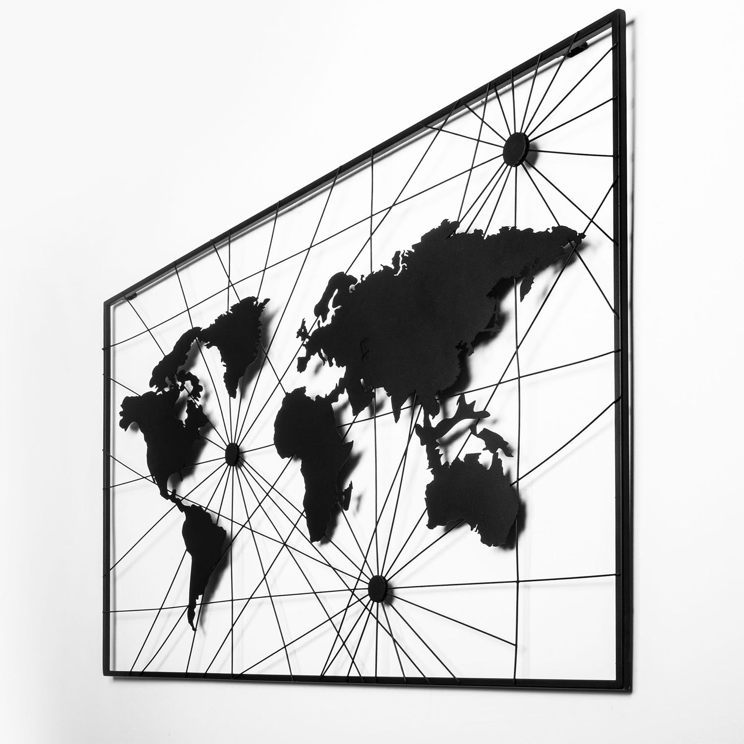 Entdecken Sie die World Map 16 von Wallity – ein elegantes, schwarzes Metall-Wandaccessoire, das jeden Raum in ein Kunstwerk verwandelt!