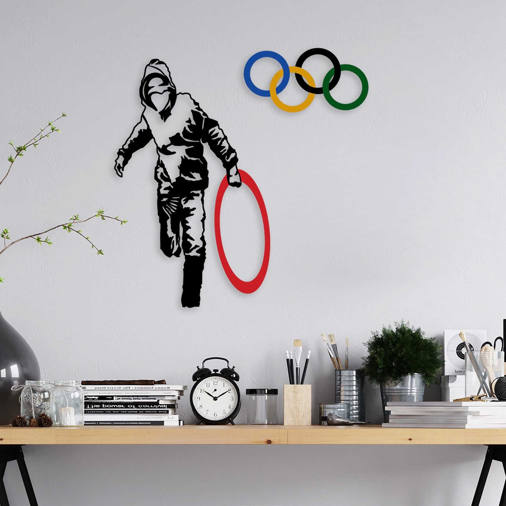 Entdecken Sie die stilvolle Banksy Wanddeko von Wallity – ein elegantes Metall-Accessoire, das jeden Raum in ein Kunstwerk verwandelt.
