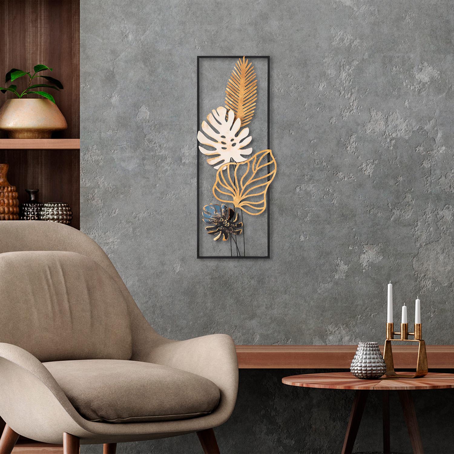 Entdecken Sie die handbemalte Palm Leaves Wanddeko von Wallity – ein einzigartiges Metallkunstwerk, das jedem Raum Eleganz verleiht.