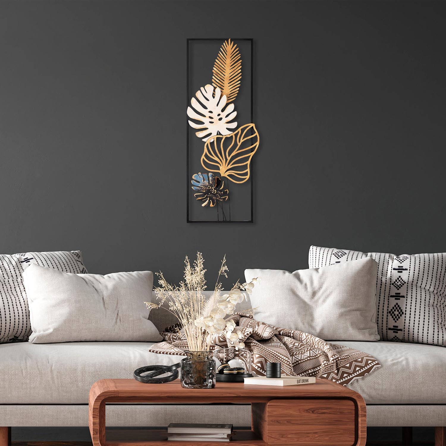 Verleihen Sie Ihrem Zuhause mit der Palm Leaves Wanddeko von Wallity einen Hauch von Eleganz und Kreativität – ein handgefertigtes Metallkunstwerk.