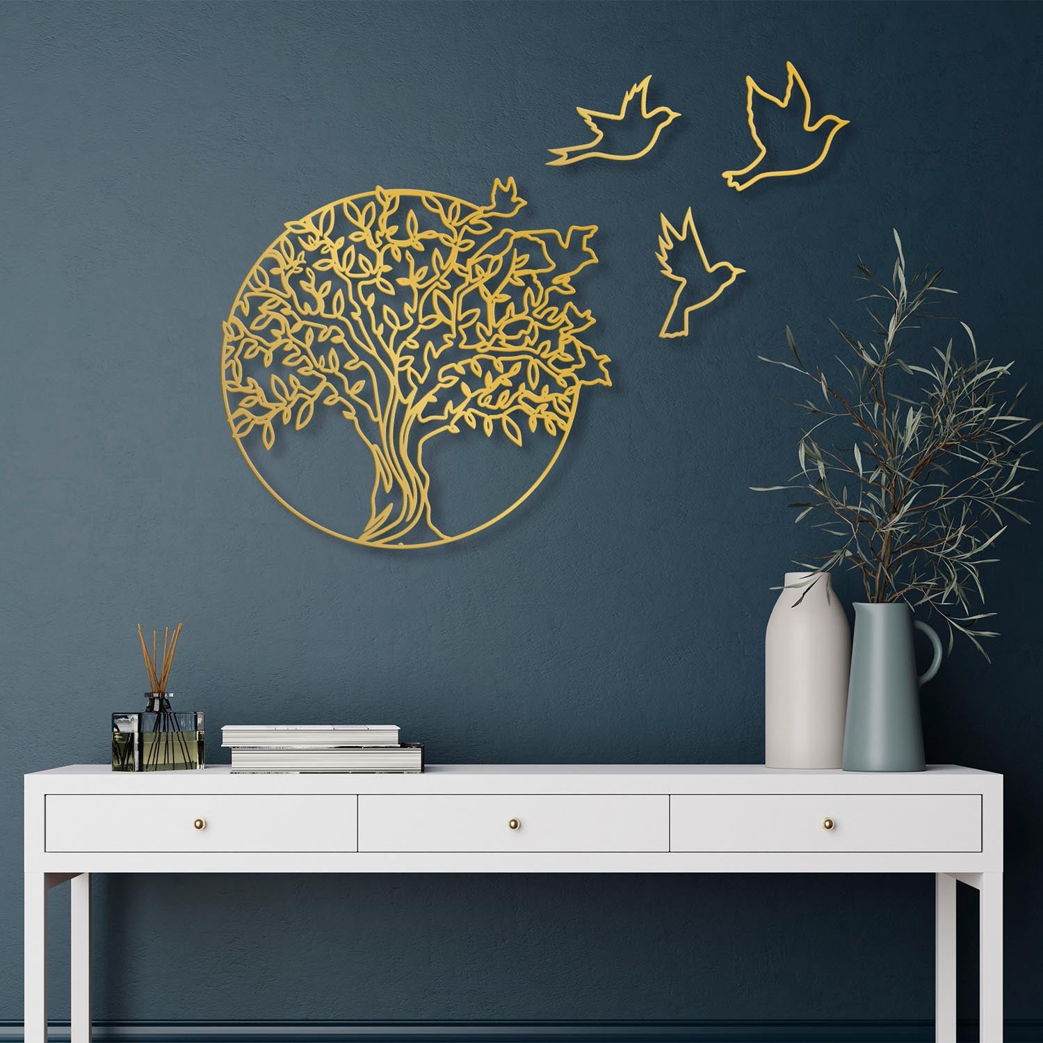 Verleihen Sie Ihrem Raum mit der eleganten Tree And Birds Wanddeko in Gold von Wallity einen Hauch von Luxus und Stil. Ideal für jedes Zuhause!
