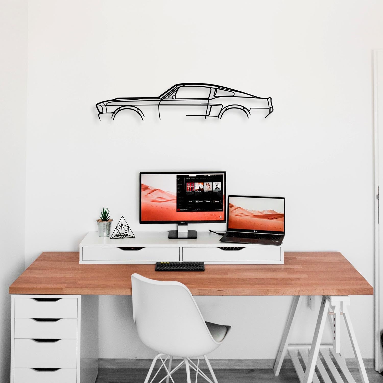 Gestalten Sie Ihre Wände mit der eleganten 1967 Ford Mustang Shelby GT500 Silhouette von Wallity. Hochwertiges Metall, langlebig und einfach zu installieren!