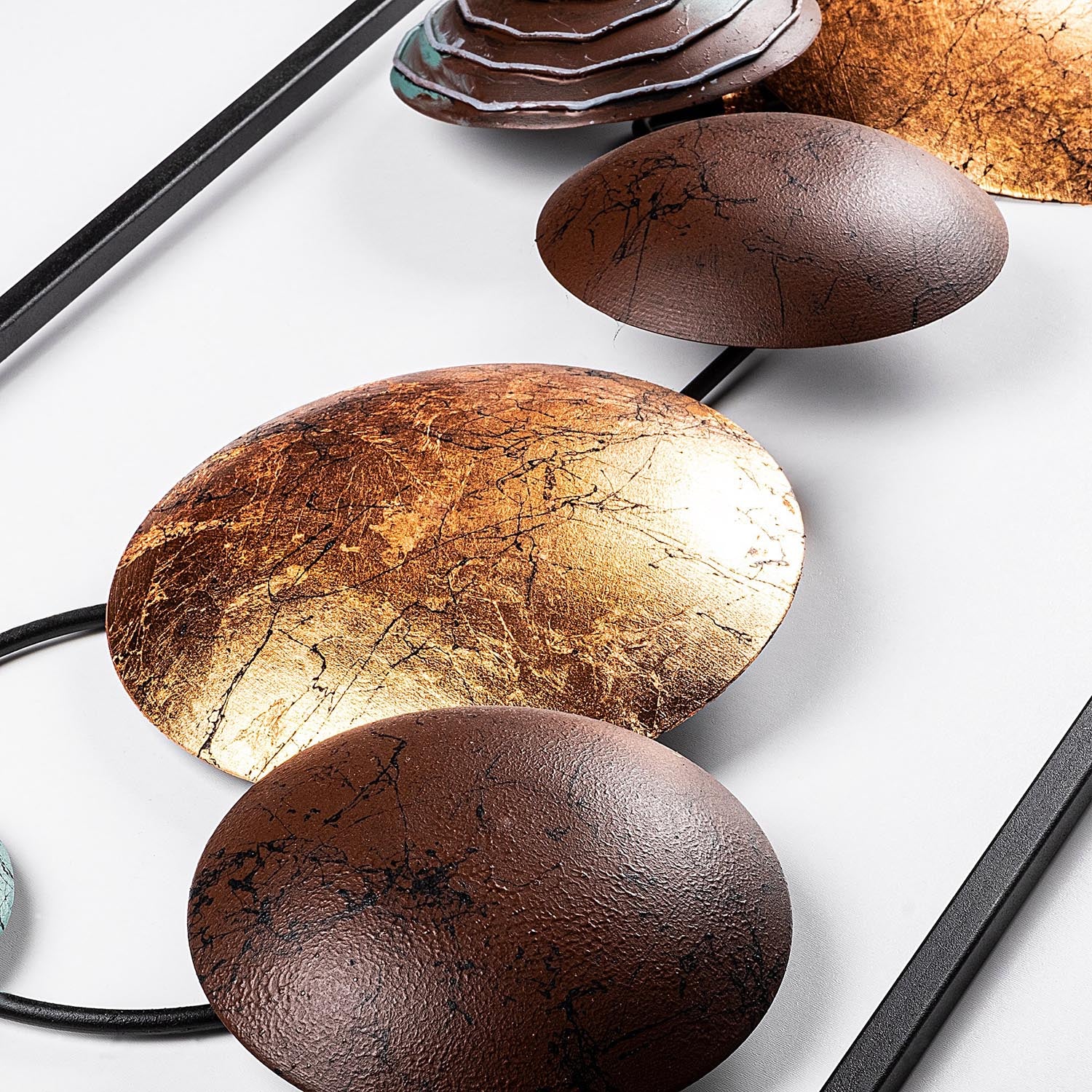 Entdecken Sie die mehrfarbige Textured Wanddeko von Wallity – ein handgefertigtes Metallkunstwerk, das jedem Raum Eleganz und Stil verleiht.