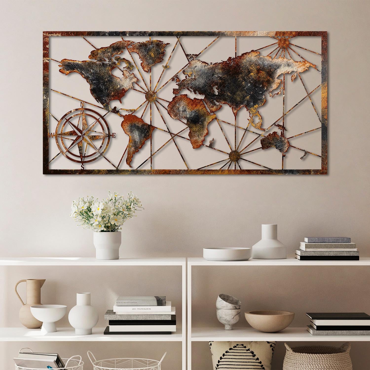 Entdecken Sie die beeindruckende World Map Large Wanddeko von Wallity. Ein handbemaltes Metallkunstwerk, das Ihrem Raum Farbe und Eleganz verleiht.