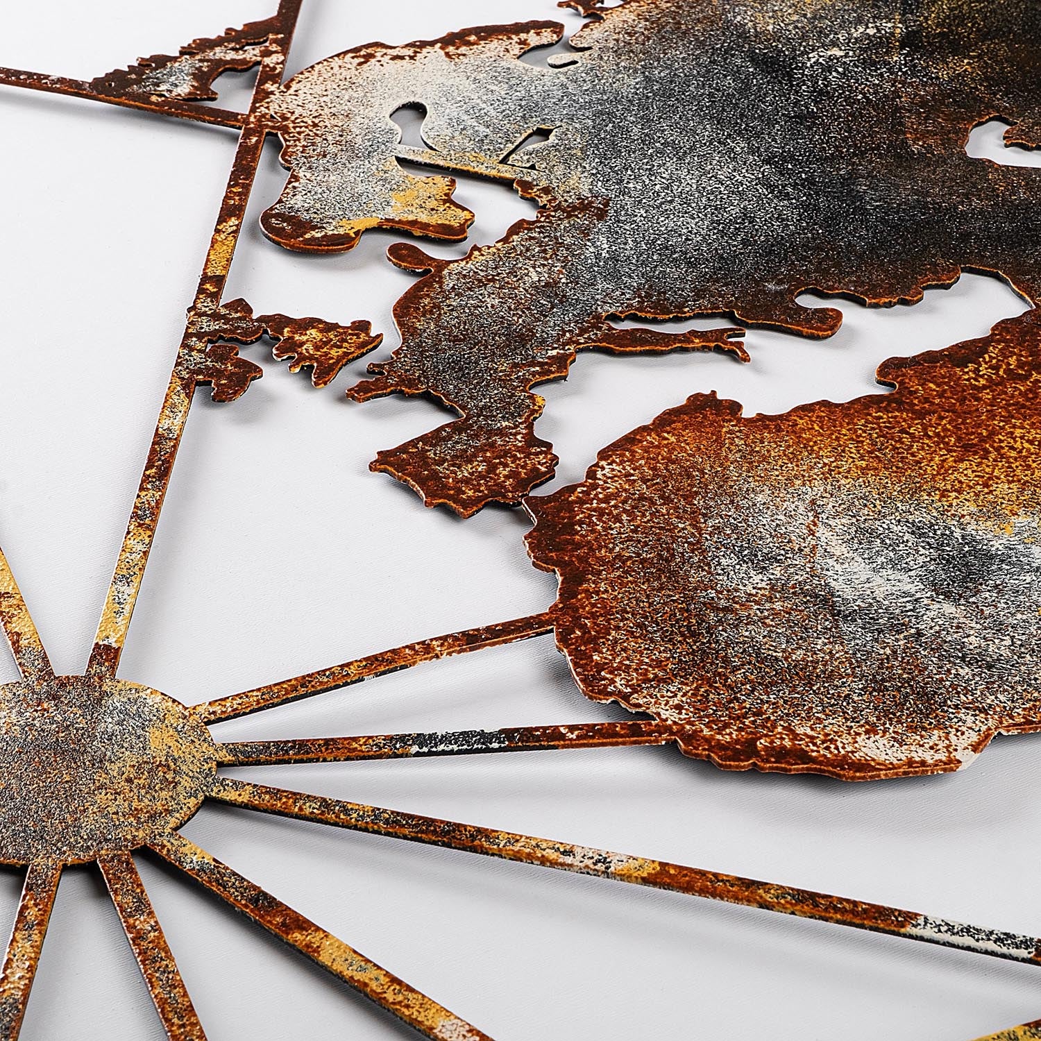 Entdecken Sie die World Map Large Wanddeko von Wallity – ein handbemaltes Metallkunstwerk, das Ihrem Raum mit lebendigen Farben und exquisiten Details Leben einhaucht.