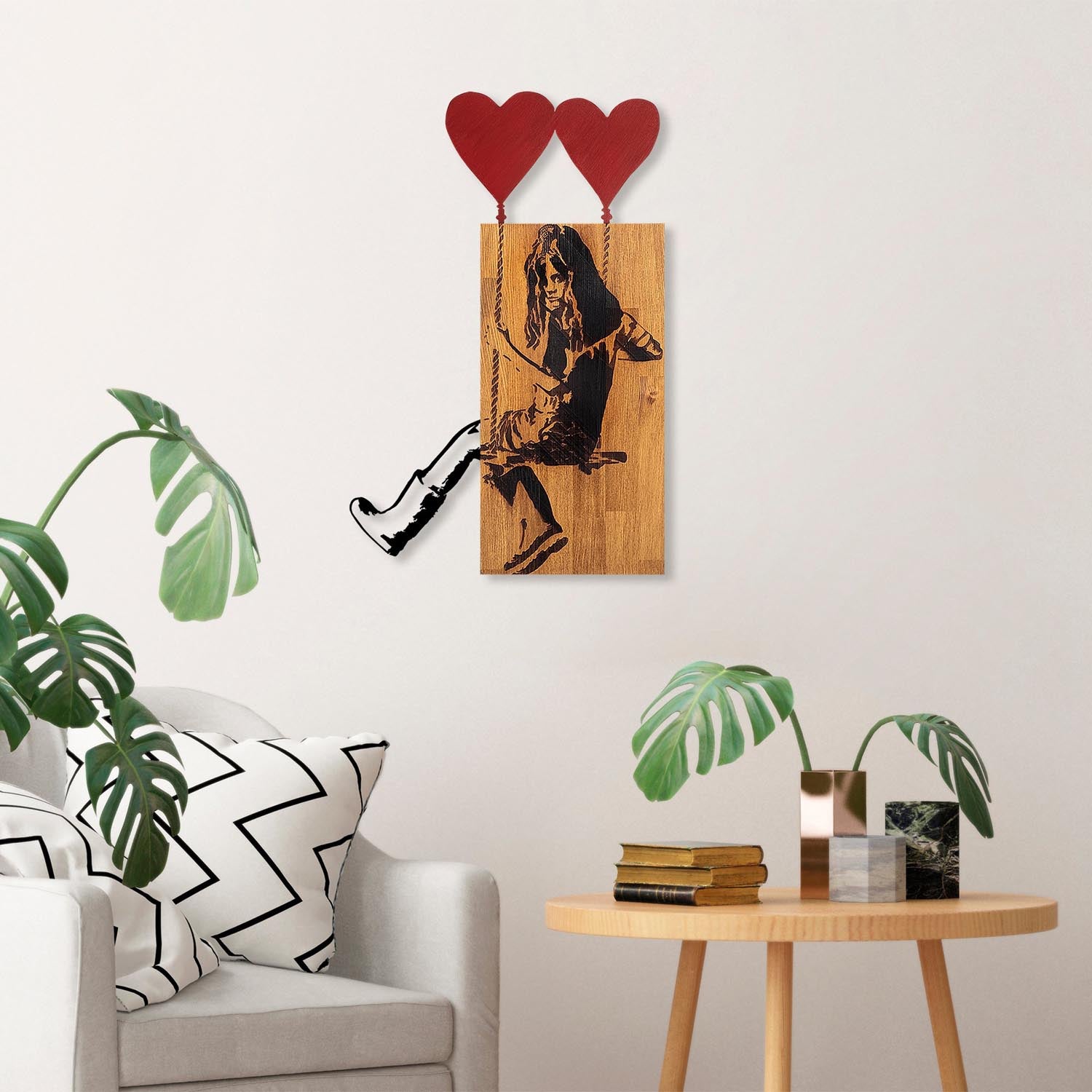 Verleihen Sie Ihrem Zuhause mit der Banksy Wanddeko in Walnuss Schwarz von Wallity einen Hauch von Stil und Individualität.