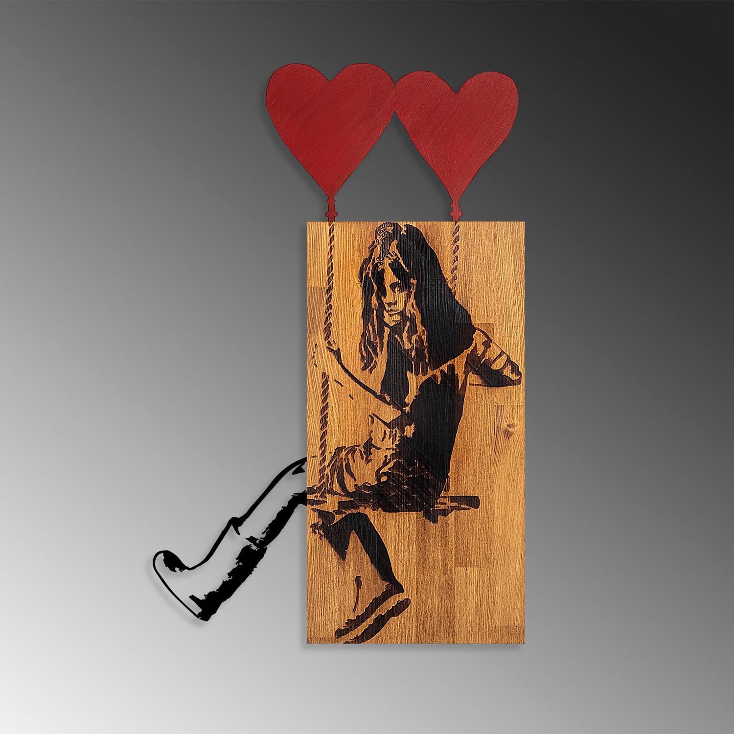 Entdecken Sie die Banksy Wanddeko in Walnuss Schwarz von Wallity – ein einzigartiges Holzaccessoire, das Eleganz und Charakter in jeden Raum bringt.