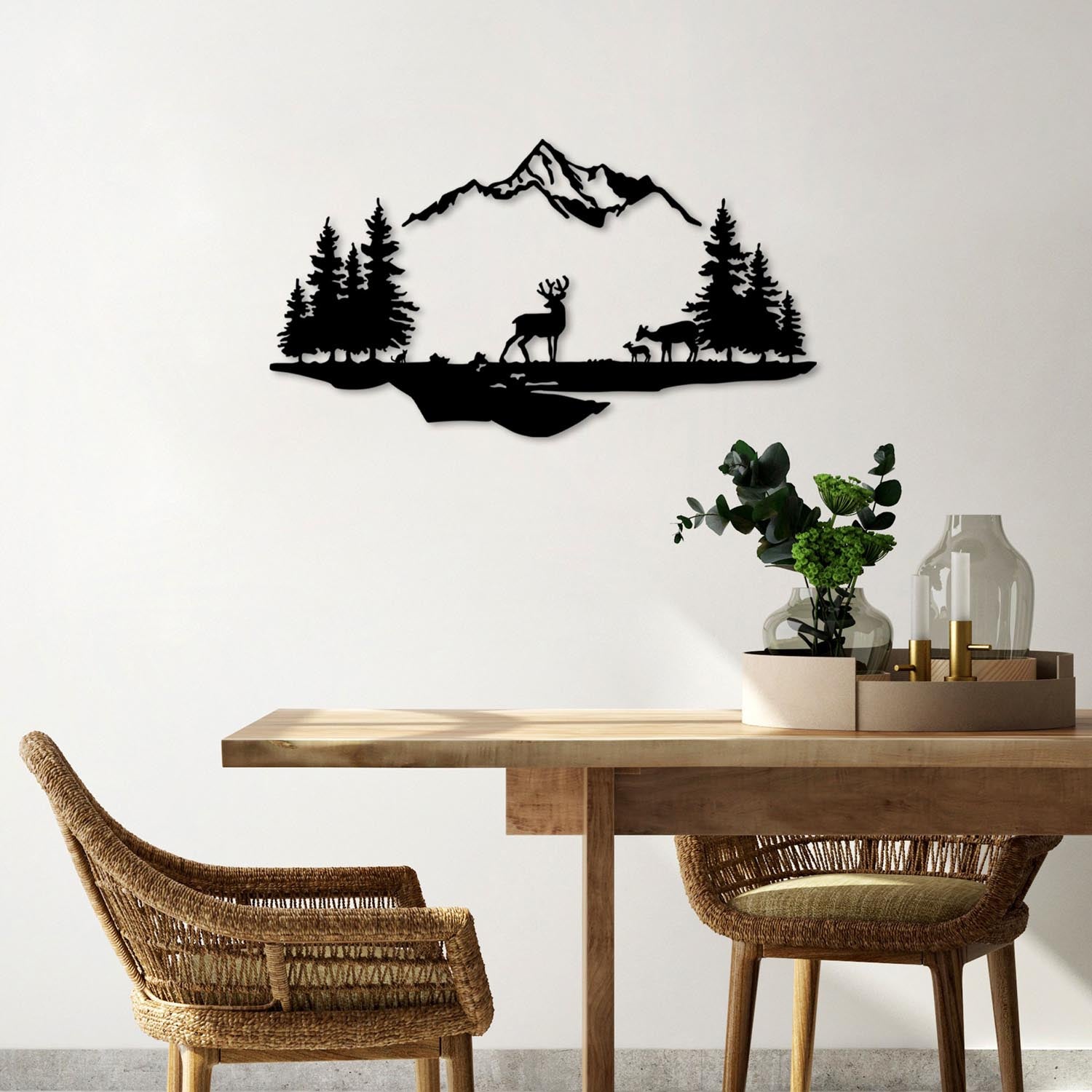Entdecken Sie die stilvolle Wanddeko "Deer And Landscape" von Wallity. Aus hochwertigem Metall gefertigt, bringt sie Eleganz und Kreativität in jeden Raum.