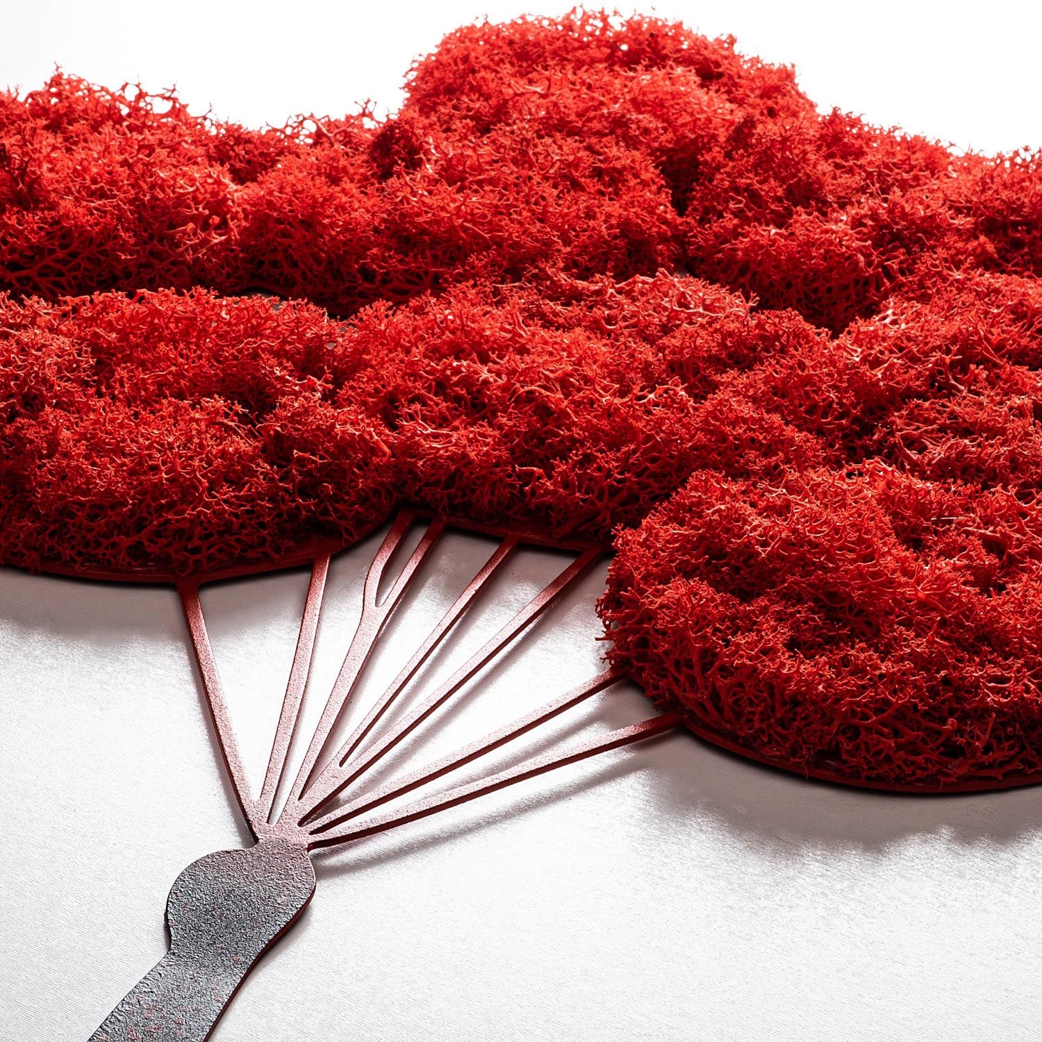 Entdecken Sie die Banksy Wanddeko in Rot Schwarz von Wallity – ein handgefertigtes Metallkunstwerk, das jedem Raum Charakter und Stil verleiht.