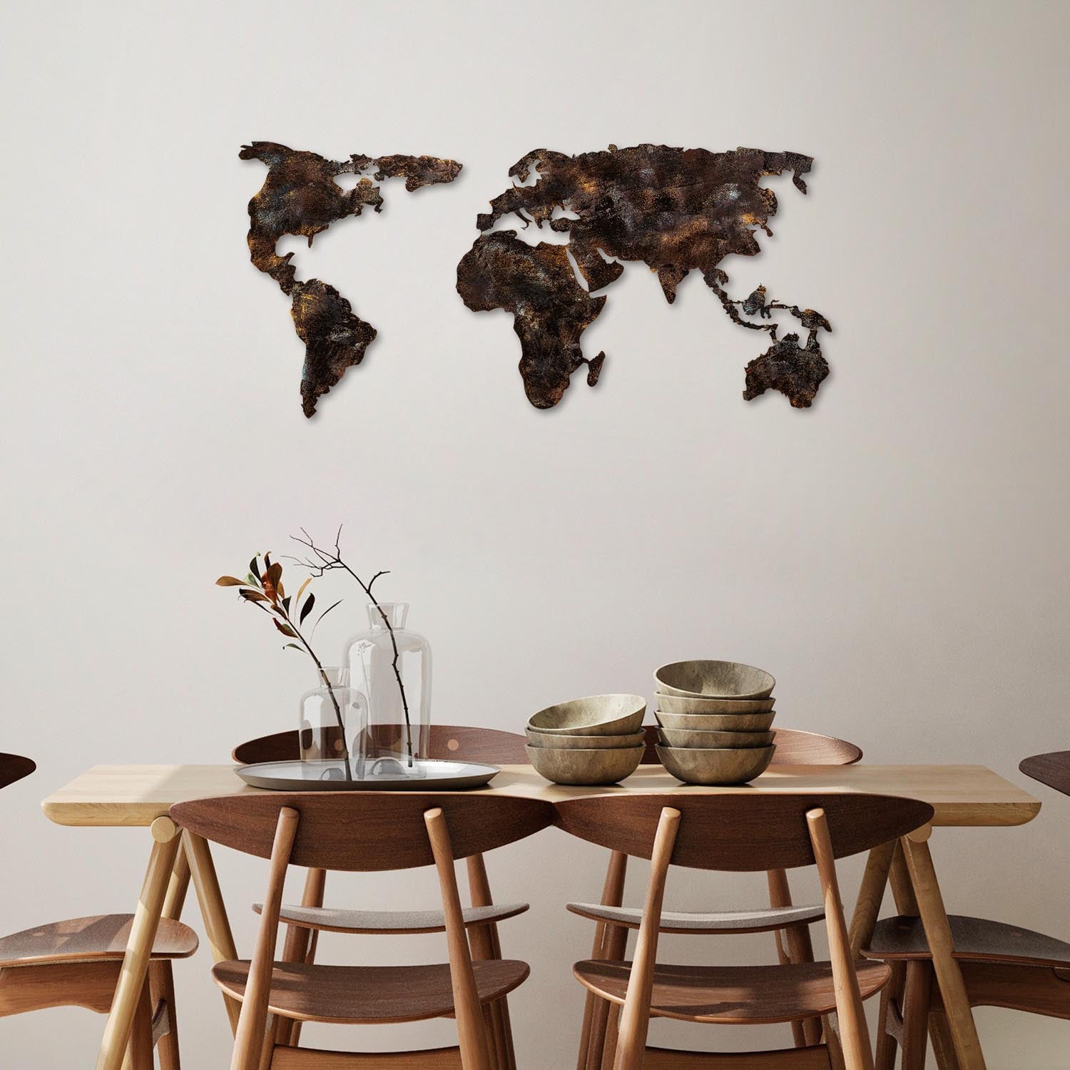 Verleihen Sie Ihrem Raum mit der World Map 25 von Wallity einen Hauch von Eleganz. Handbemalt und aus robustem Metall, ist dieses Wanddeko-Highlight ein echter Blickfang.