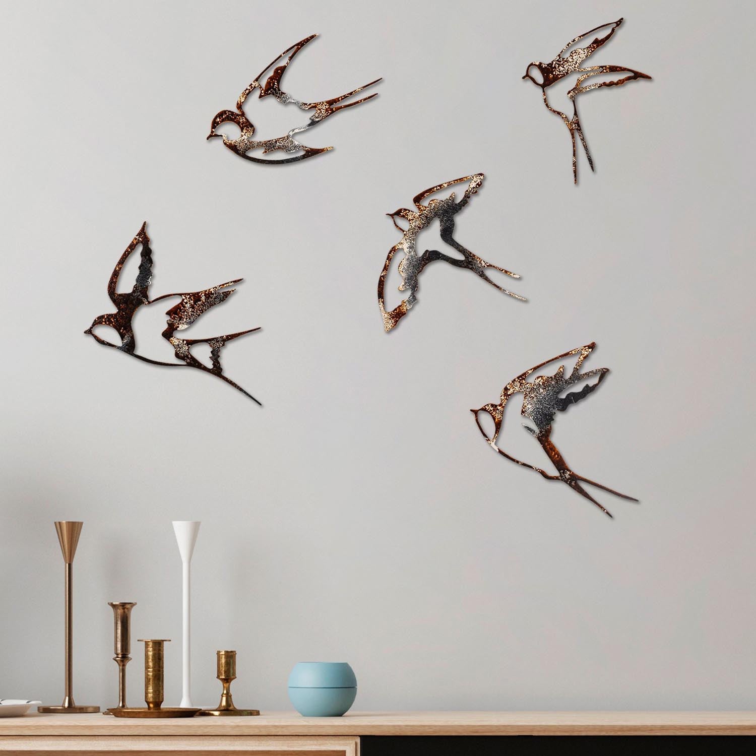 Verleihen Sie Ihrem Raum mit der mehrfarbigen Birds Wanddeko von Wallity einen Hauch von Eleganz. Handgefertigt aus Metall, einzigartig und stilvoll.