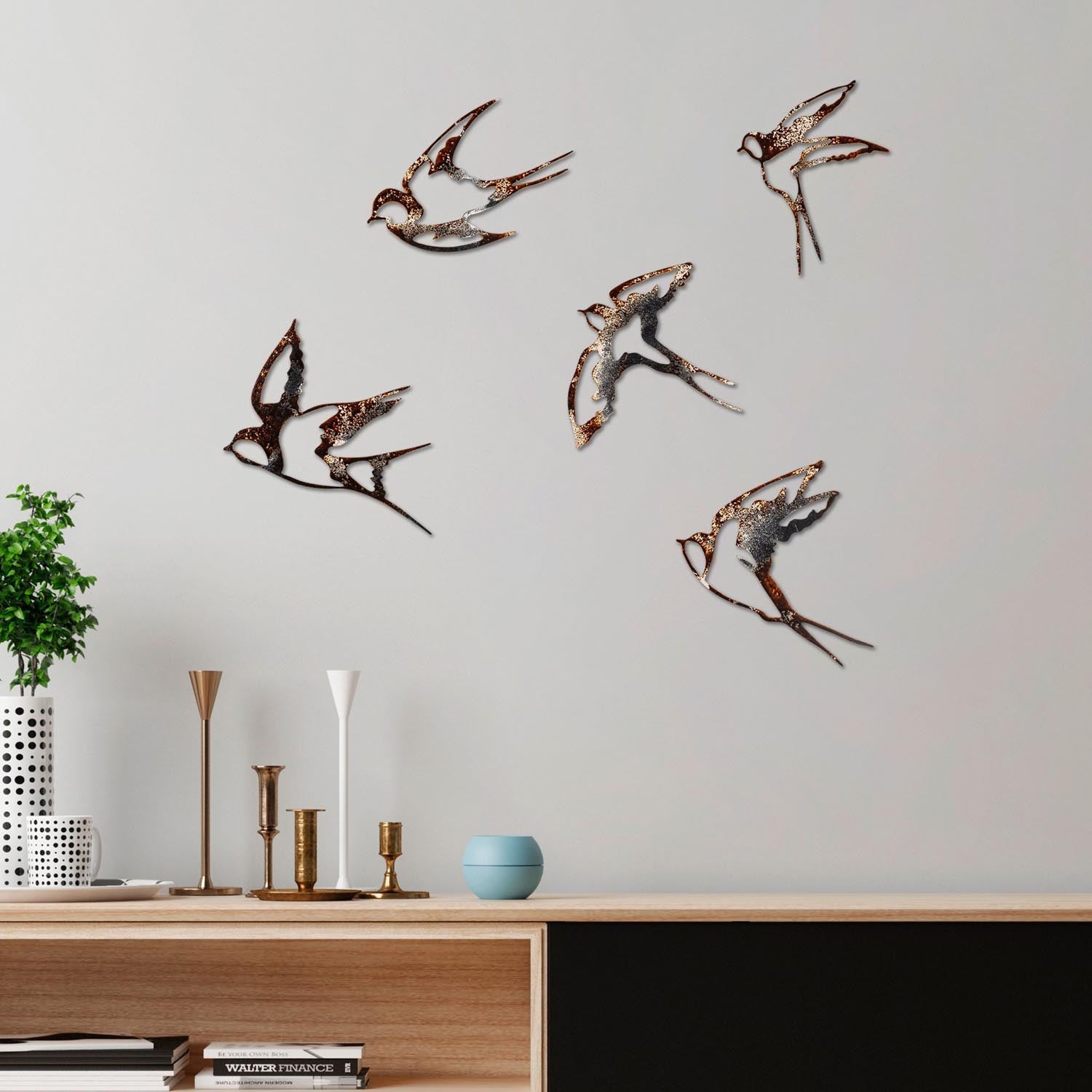Entdecken Sie die mehrfarbige Birds Wanddeko von Wallity – ein handgefertigtes Metallkunstwerk, das jedem Raum Eleganz und Individualität verleiht.