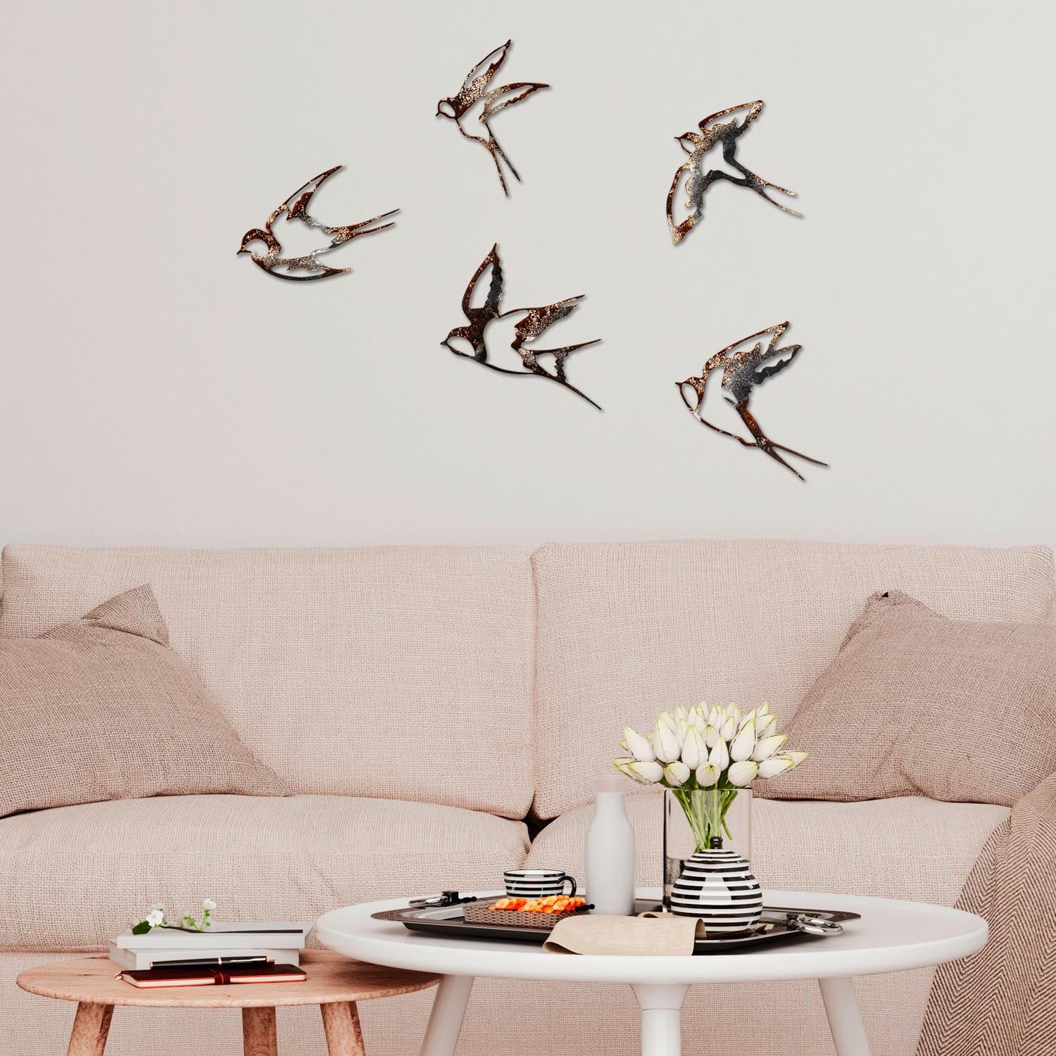 Verleihen Sie Ihrem Zuhause mit der mehrfarbigen Birds Wanddeko von Wallity einen Hauch von Stil und Raffinesse – ein einzigartiges, handgemaltes Kunstwerk.