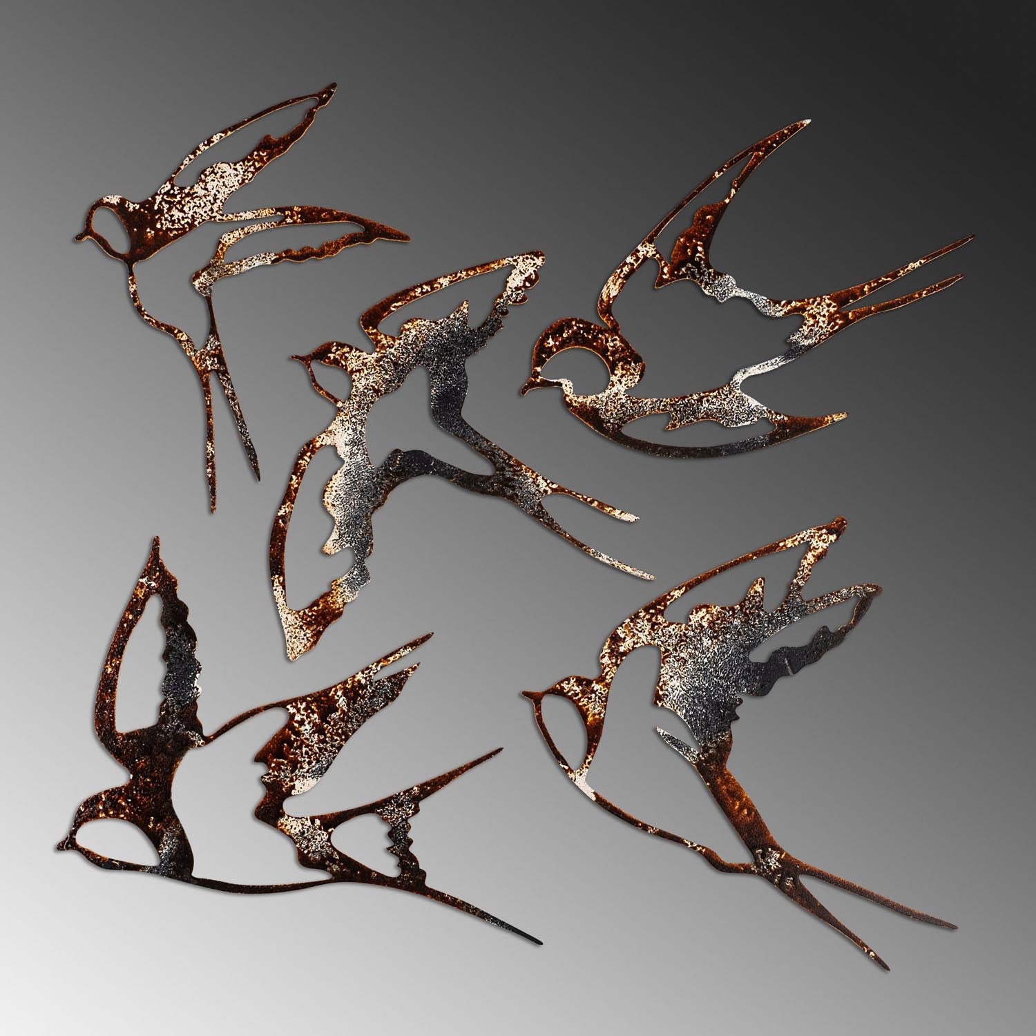 Entdecken Sie die mehrfarbige Birds Wanddeko von Wallity – ein handgefertigtes Metallkunstwerk, das Eleganz und Individualität in jeden Raum bringt.