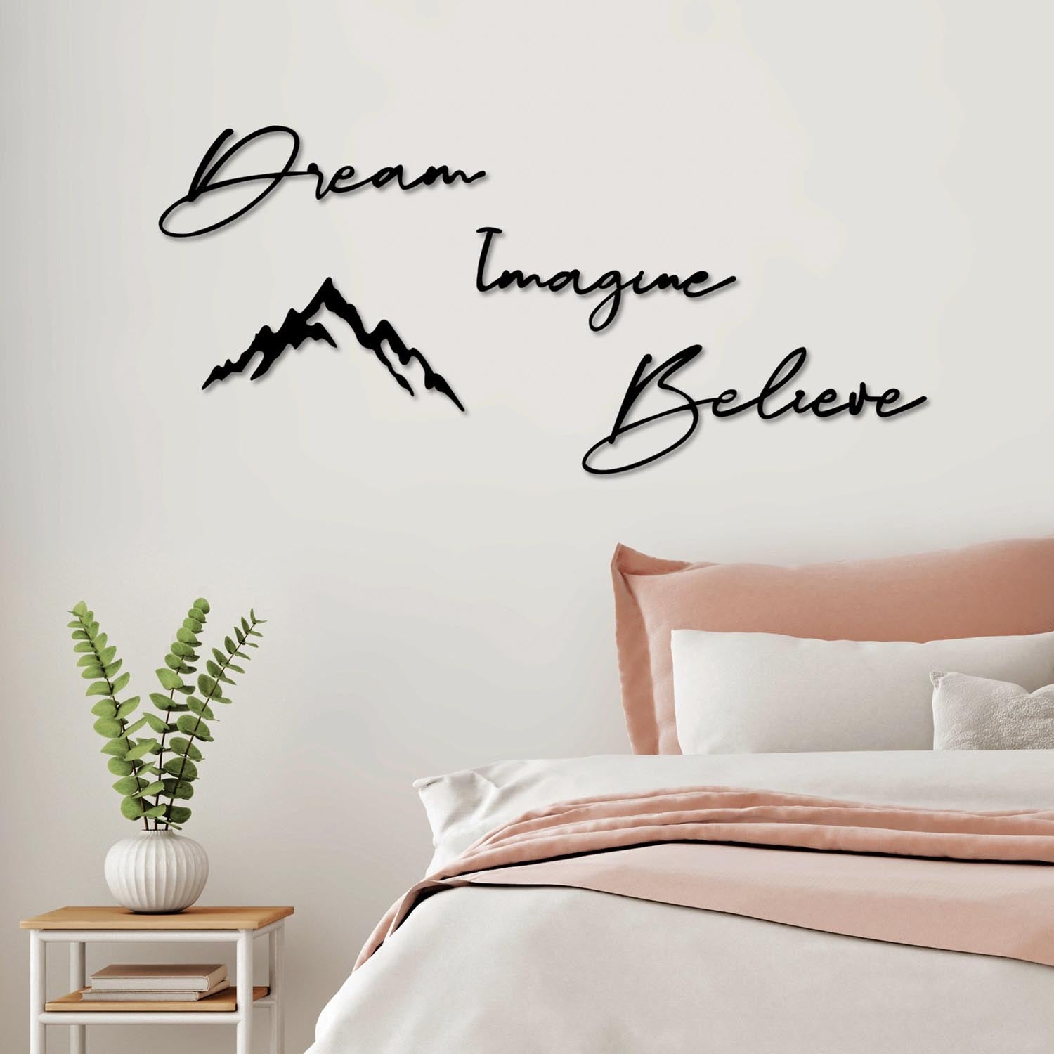 Gestalten Sie Ihr Zuhause mit der stilvollen Wanddeko "Dream Imagine Believe" von Wallity in elegantem Schwarz und setzen Sie beeindruckende Akzente.