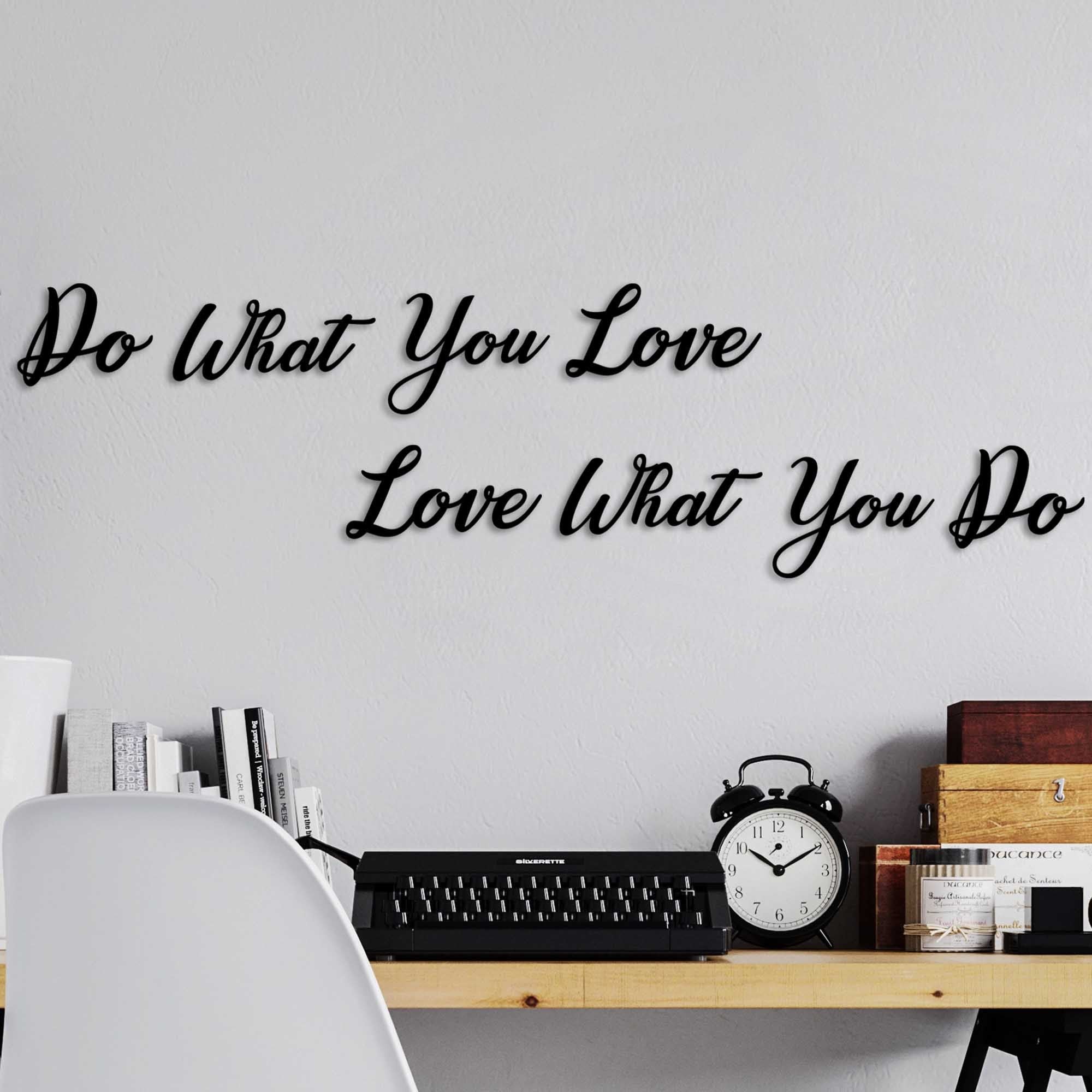 Entdecken Sie die elegante Do Love Love Wanddeko in Schwarz von Wallity. Verleihen Sie Ihrem Raum mit diesem stilvollen Metall-Accessoire einen Hauch von Raffinesse.