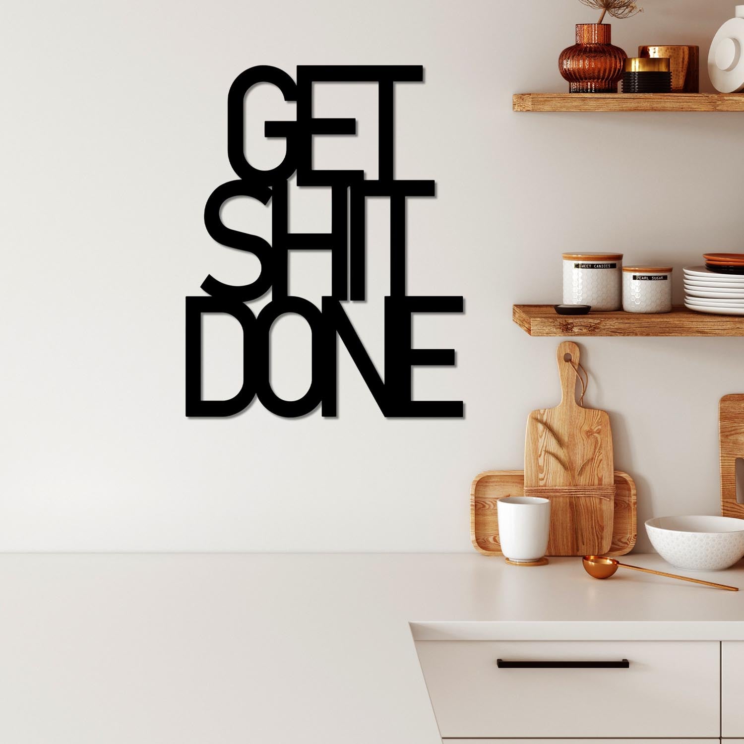 Verleihen Sie Ihrem Raum mit der Get Shit Done Wanddeko von Wallity in Schwarz einen modernen Akzent. Ideal für kreative Inspiration und stilvolle Einrichtung.