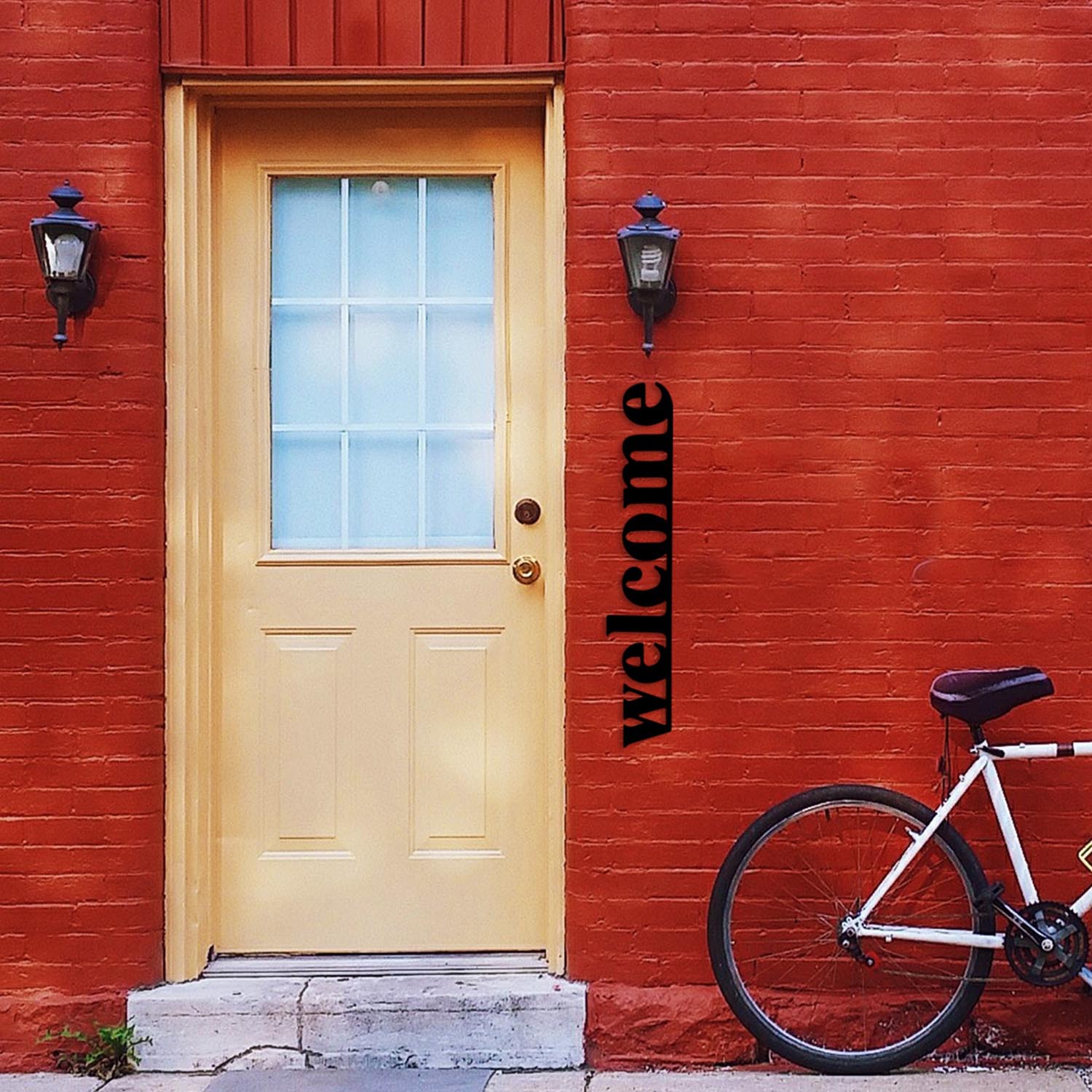 Verleihen Sie Ihrem Zuhause mit der stilvollen Welcome Wanddeko von Wallity einen Hauch von Eleganz. Robustes Metall, zeitloses Design.