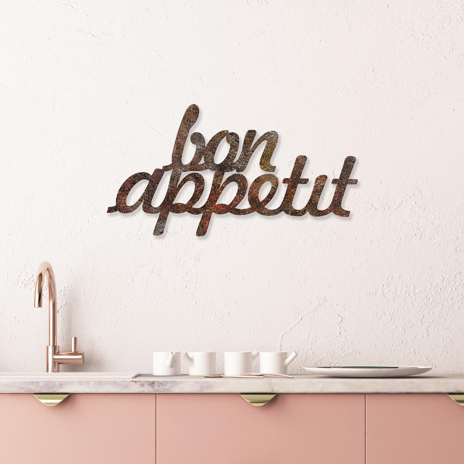 Entdecken Sie die handbemalte Rusty Bon Appetit Wanddeko von Wallity. Ein einzigartiges Metallkunstwerk, das jedem Raum Eleganz verleiht.