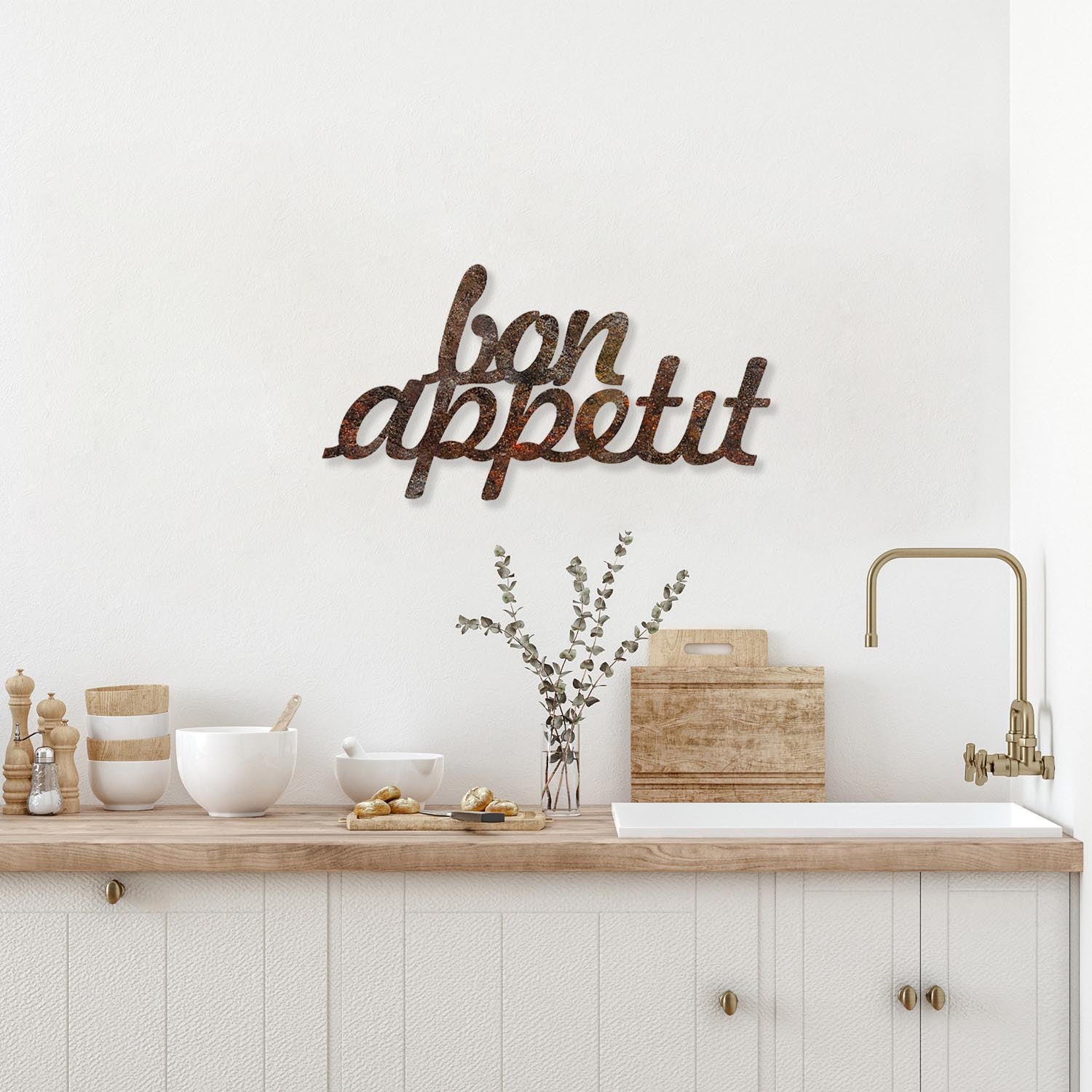 Entdecken Sie die Rusty Bon Appetit Wanddeko von Wallity – ein handgefertigtes Metallkunstwerk, das jedem Raum Eleganz und Charakter verleiht.