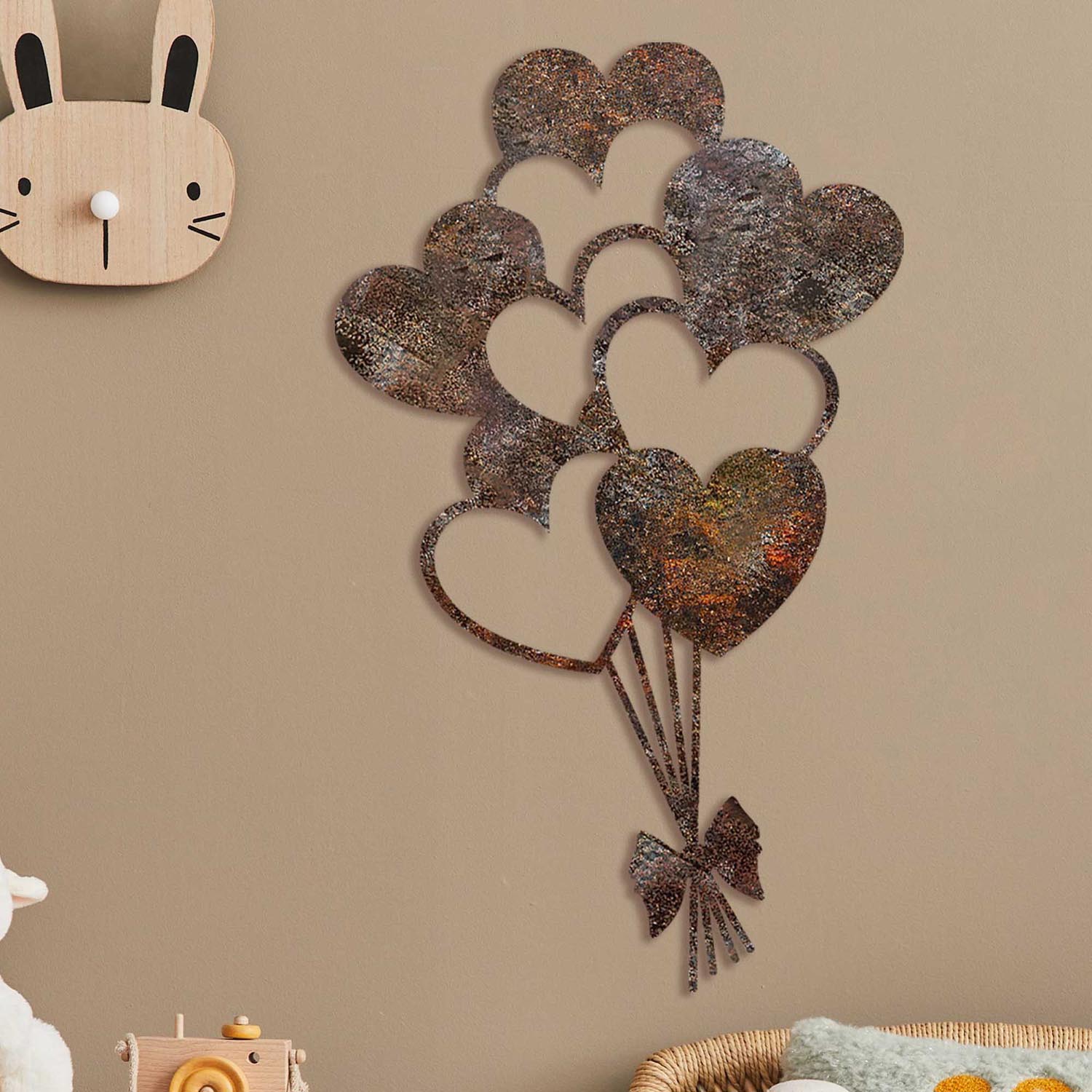 Entdecken Sie die handbemalte Wanddeko Rusty Heart 1 von Wallity. Ein einzigartiges Metallstück in antikem Design, das Ihrem Zuhause Eleganz verleiht.