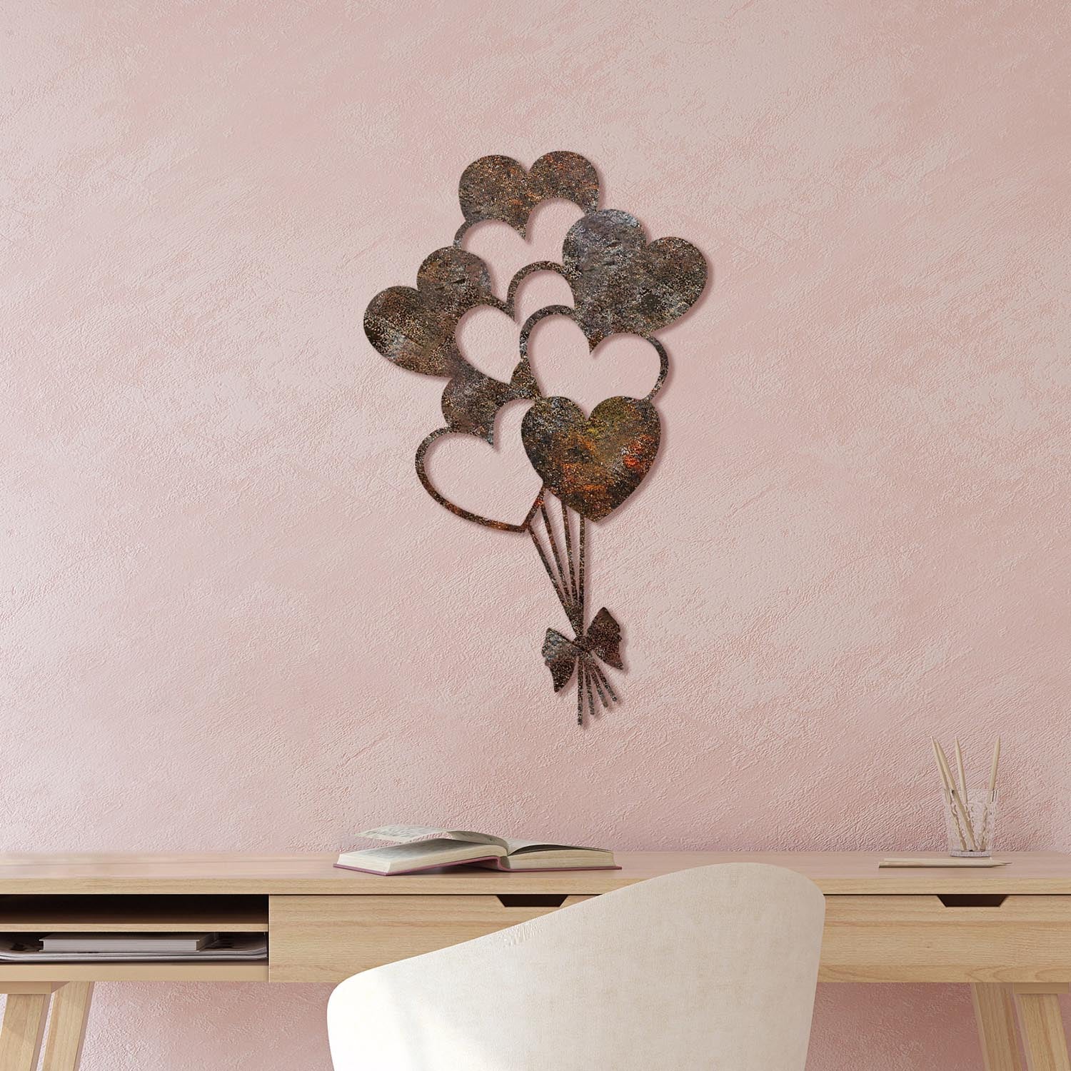 Entdecken Sie die einzigartige Wanddeko Rusty Heart 1 von Wallity, die mit handgemalten Details und antikem Finish Ihrem Zuhause einen eleganten Vintage-Look verleiht.