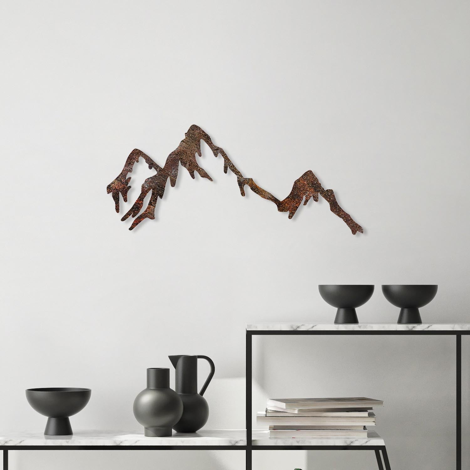 Verleihen Sie Ihrem Zuhause mit der handgefertigten Wanddeko "Rusty Mountain" von Wallity einen Hauch von Vintage-Charme und Eleganz.
