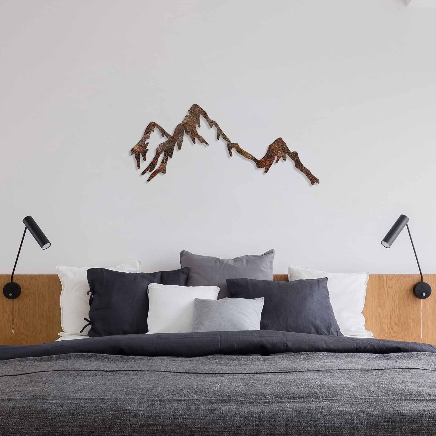 Entdecken Sie die einzigartige Wanddeko "Rusty Mountain" von Wallity – handbemalt, langlebig und perfekt für jeden Raum!