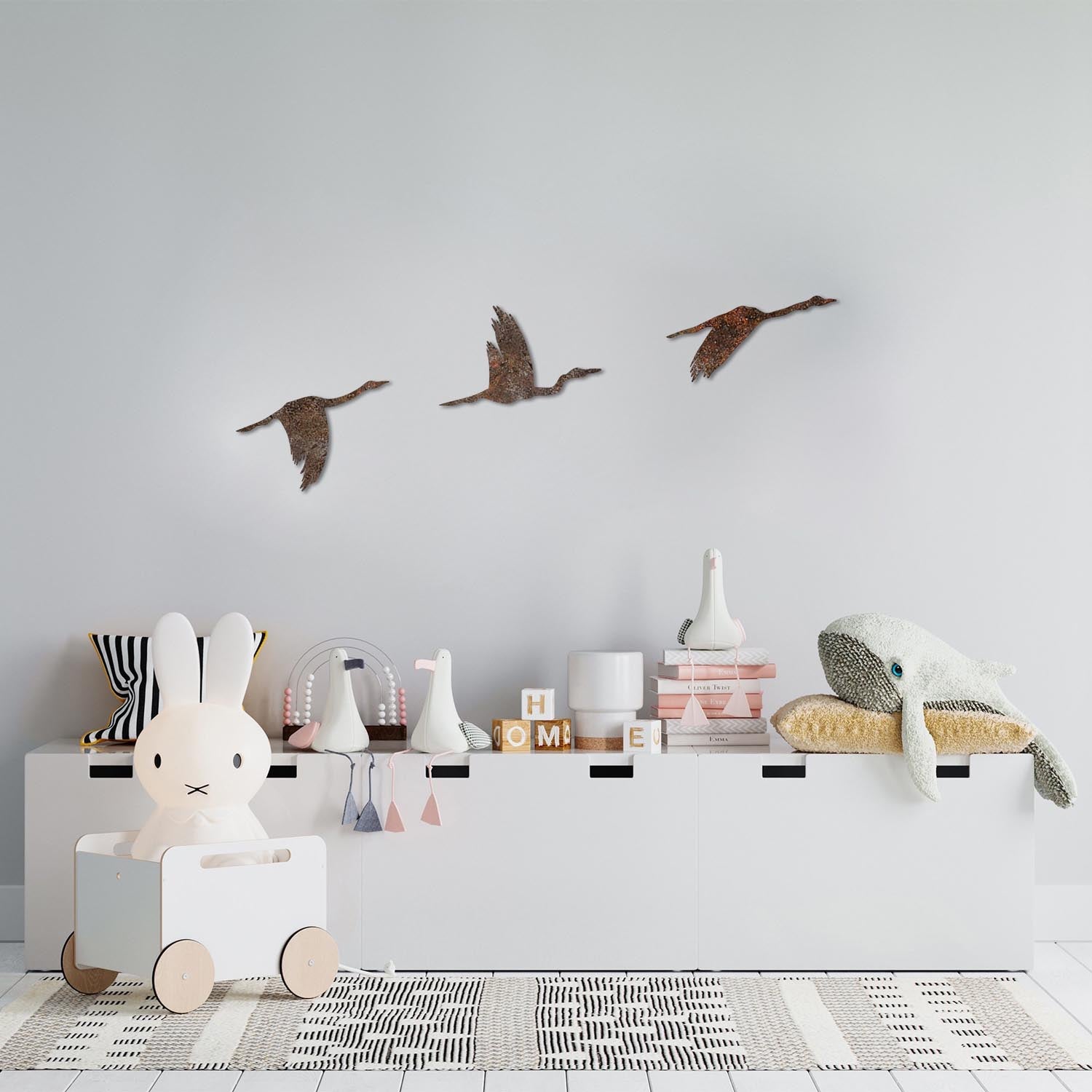 Verleihen Sie Ihrem Zuhause mit der handbemalten Wanddeko "Rusty Birds 1" von Wallity einen Hauch von zeitloser Eleganz und Stil.