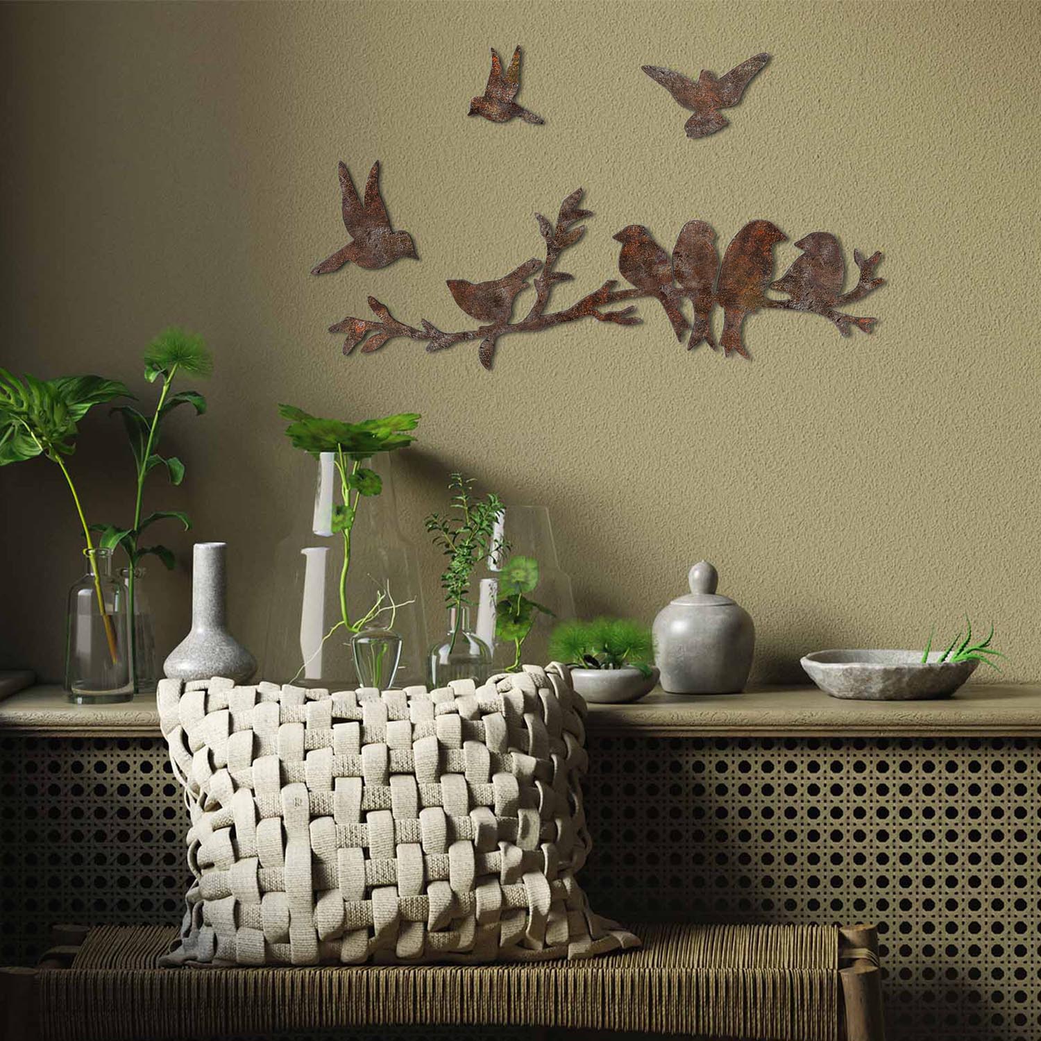 Verleihen Sie Ihrem Raum mit der Wanddeko "Rusty Birds 2" von Wallity einen Hauch von Eleganz. Handgefertigt aus Metall, strahlt sie zeitlosen Charme aus.