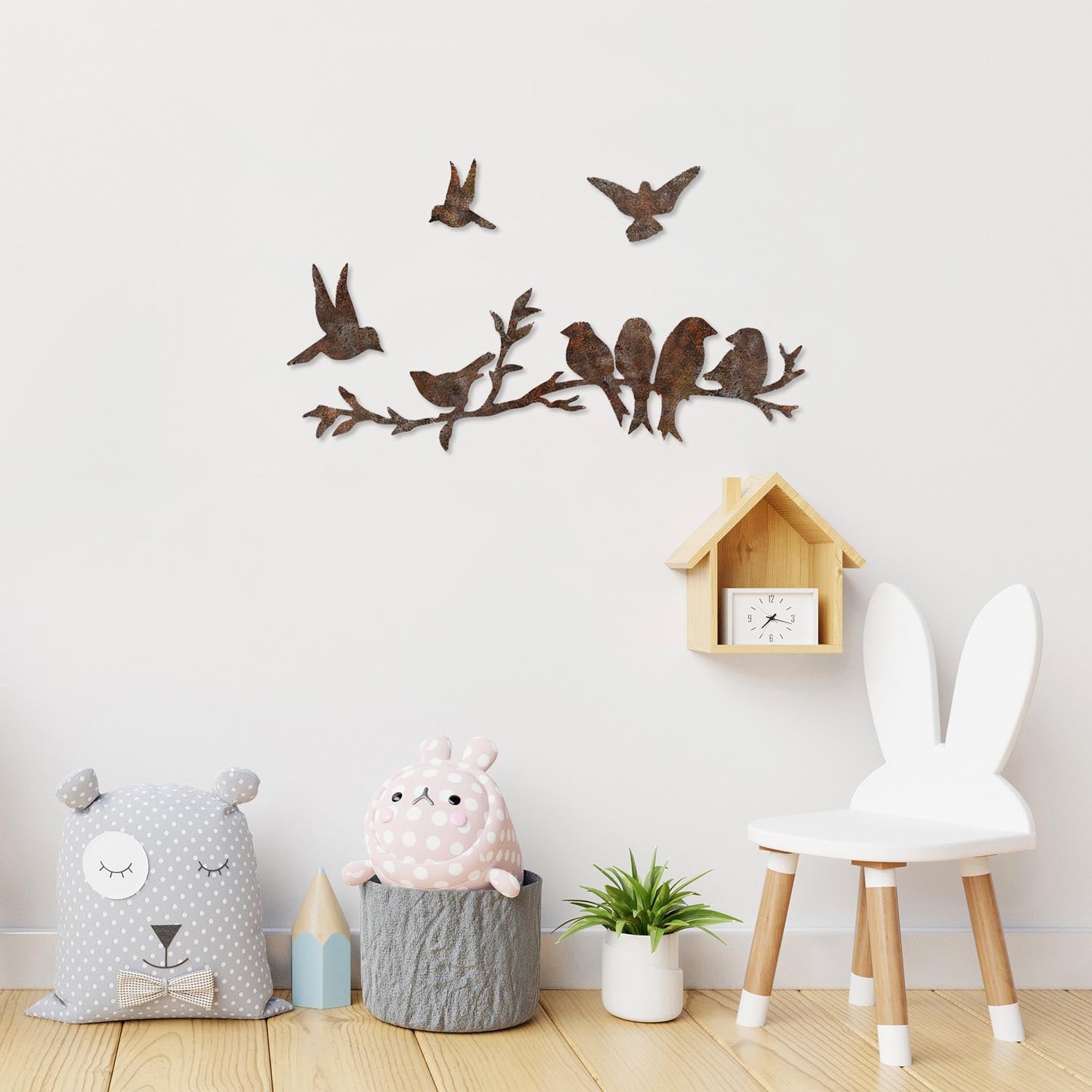 Entdecken Sie die Wanddeko "Rusty Birds 2" von Wallity – ein handgefertigtes Metallkunstwerk, das Vintage-Charme und Eleganz in Ihr Zuhause bringt.