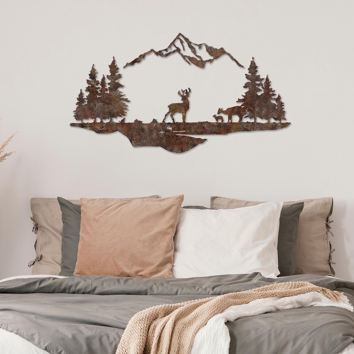 Verleihen Sie Ihrem Raum mit der handgefertigten Wanddeko "Rusty Landscape 1" von Wallity einen einzigartigen Vintage-Charme und stilvolle Eleganz.