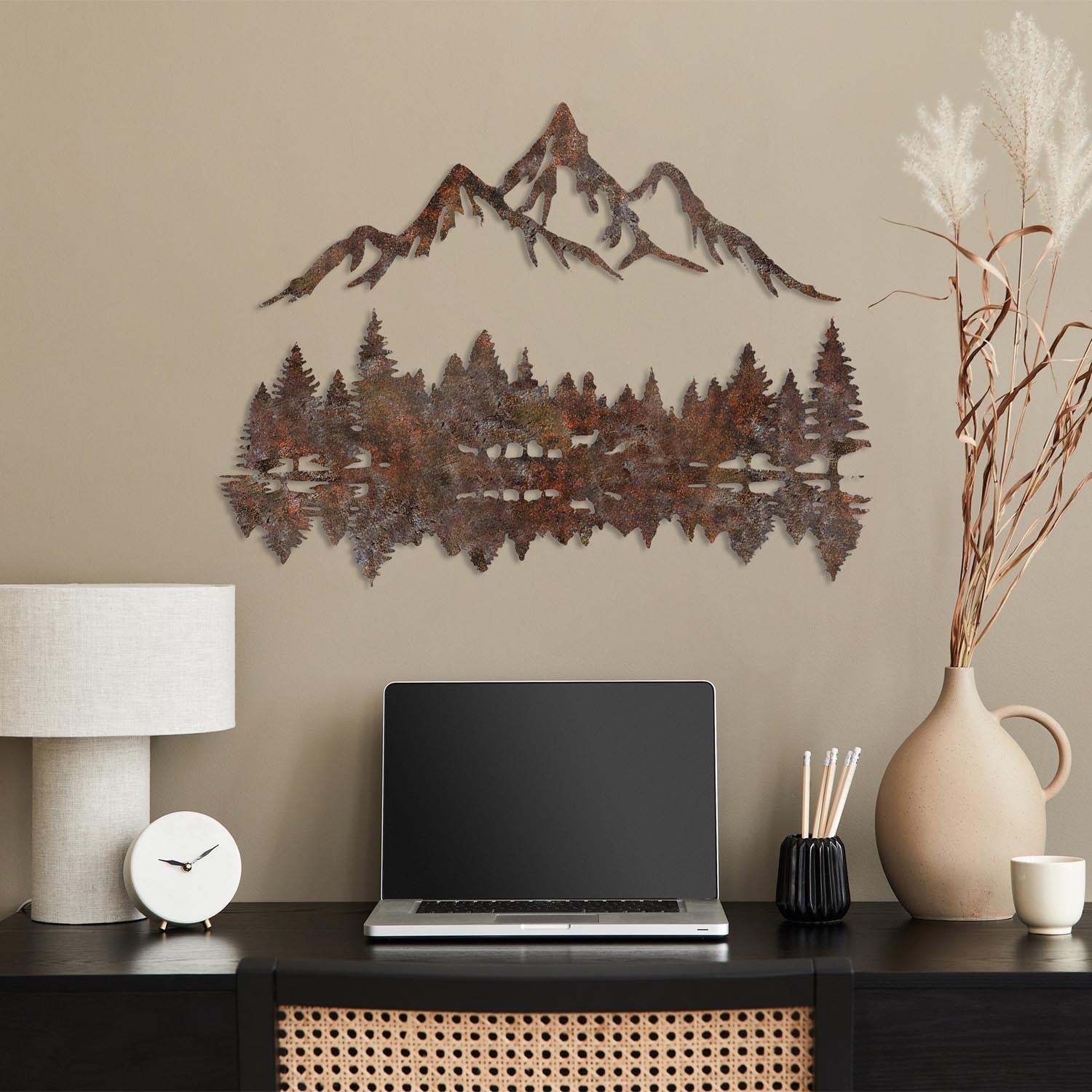 Verleihen Sie Ihrem Zuhause mit der Rusty Landscape 2 Wanddeko von Wallity einen Hauch von Vintage-Charme und handwerklicher Eleganz.