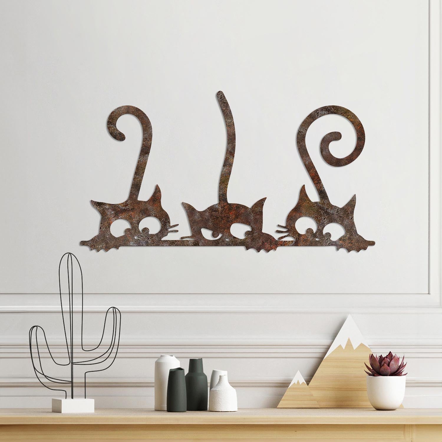 Verleihen Sie Ihrem Zuhause mit der einzigartigen Wanddeko Rusty Cats 1 von Wallity einen Hauch von Vintage-Charme und Eleganz.