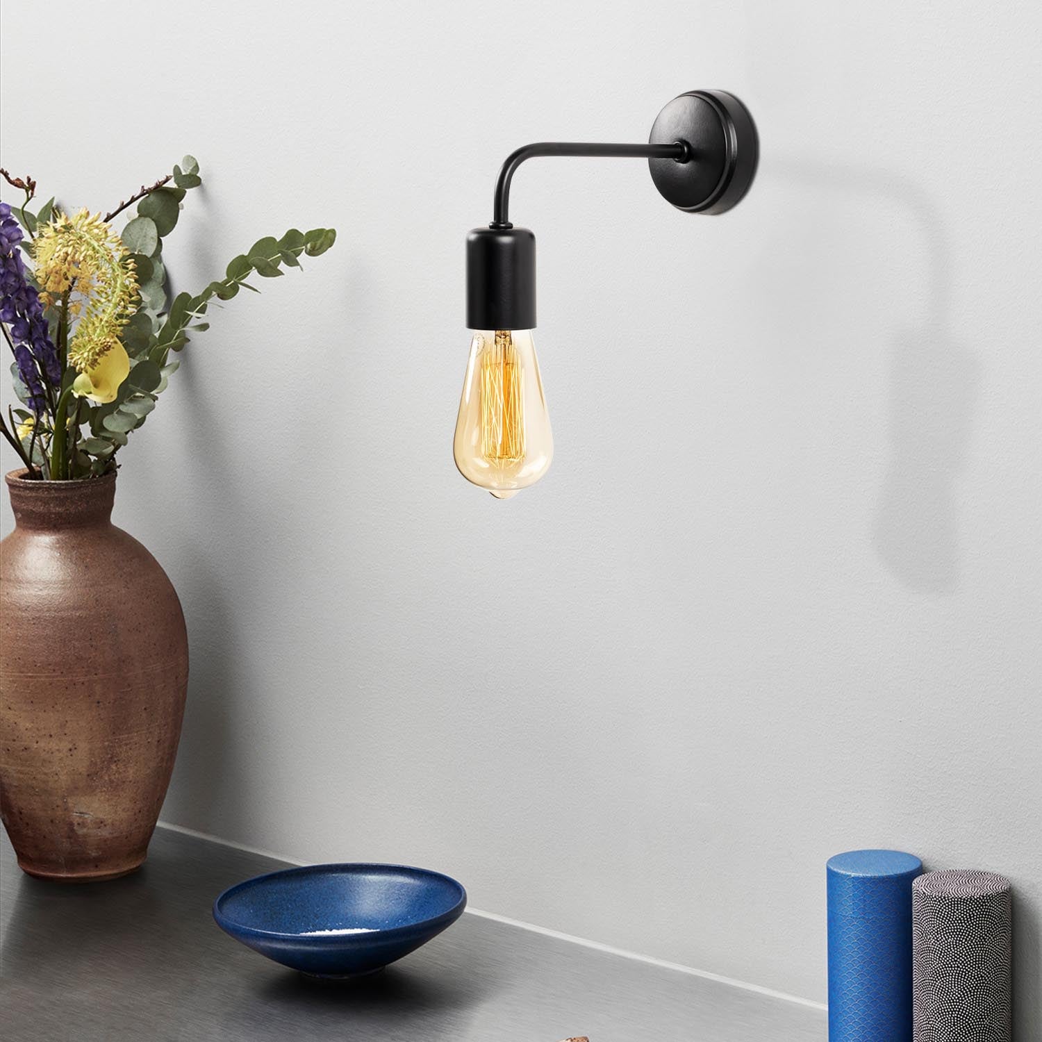 Entdecken Sie die elegante Denge Wandleuchte in Schwarz von Opviq. Perfekt für stilvolle Akzente in jedem Raum.