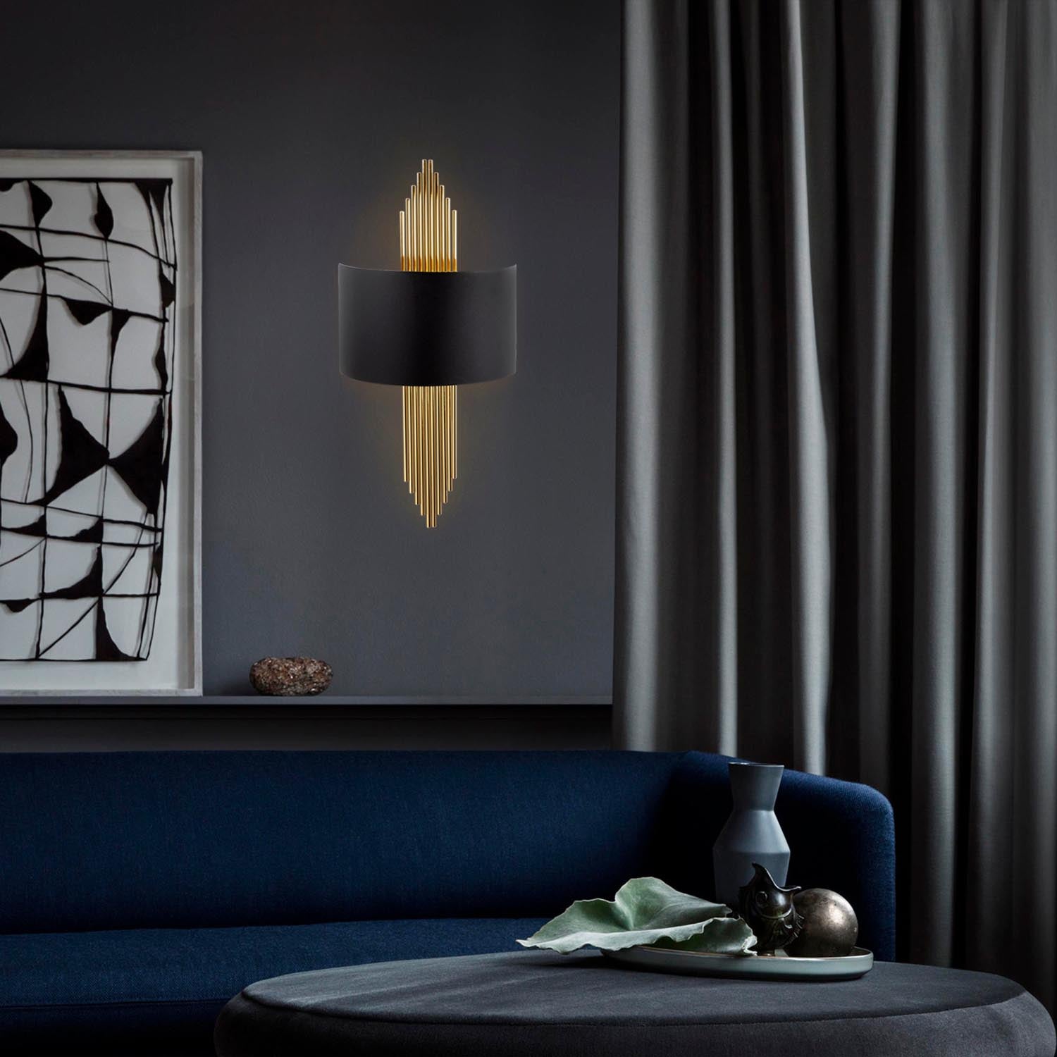 Entdecken Sie die elegante Wandleuchte 616 von Opviq in Schwarz und Gold. Perfekt für stilvolle Akzente in jedem Raum.