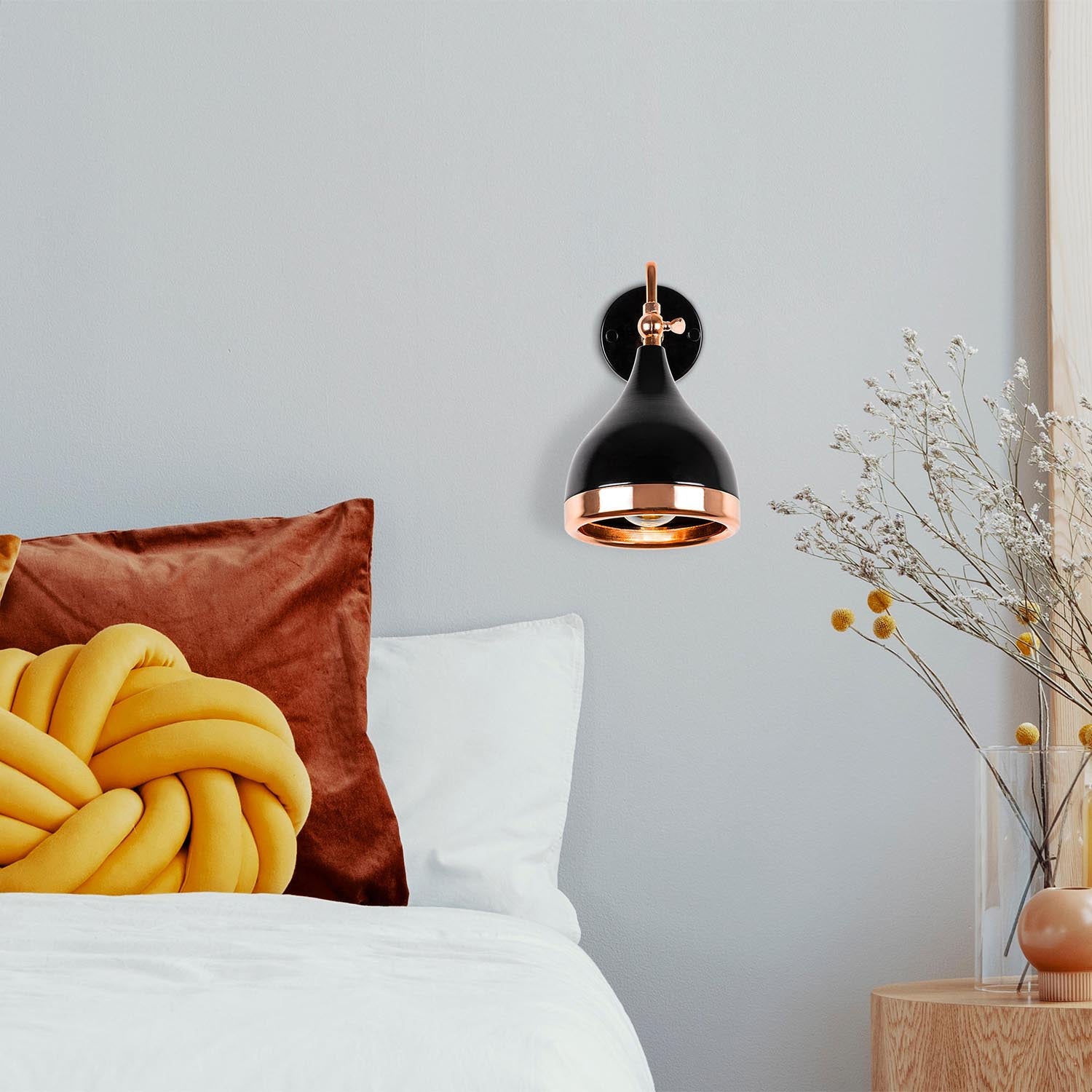 Verleihen Sie Ihrem Raum mit der Yıldo Wandleuchte von Opviq in Schwarz und Kupfer einen Hauch von Eleganz. Modernes Design trifft auf warmes Licht.