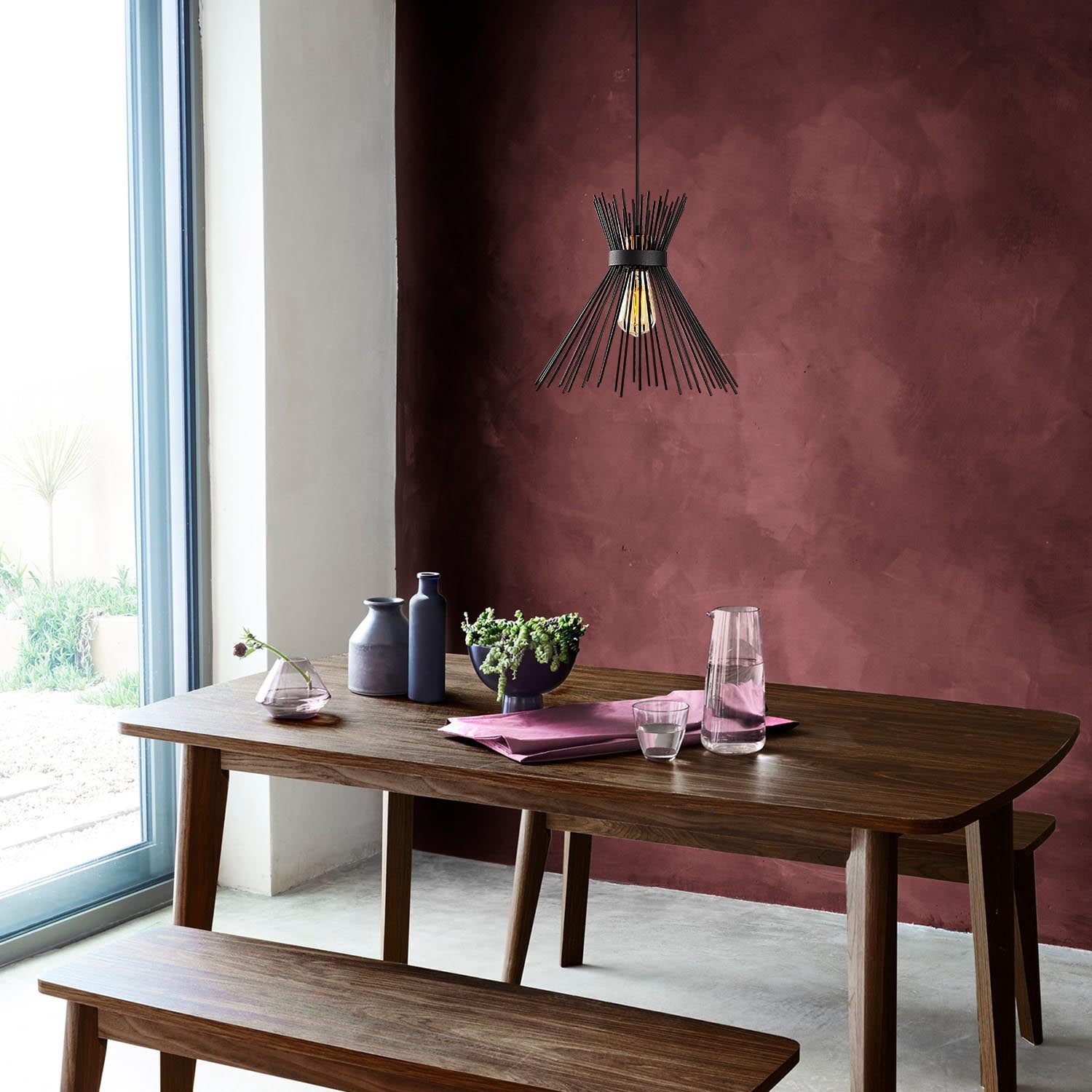 Entdecken Sie die Kirpi Pendelleuchte in Schwarz von Opviq – ein eleganter Eisen-Kronleuchter, der jeden Raum stilvoll aufwertet.