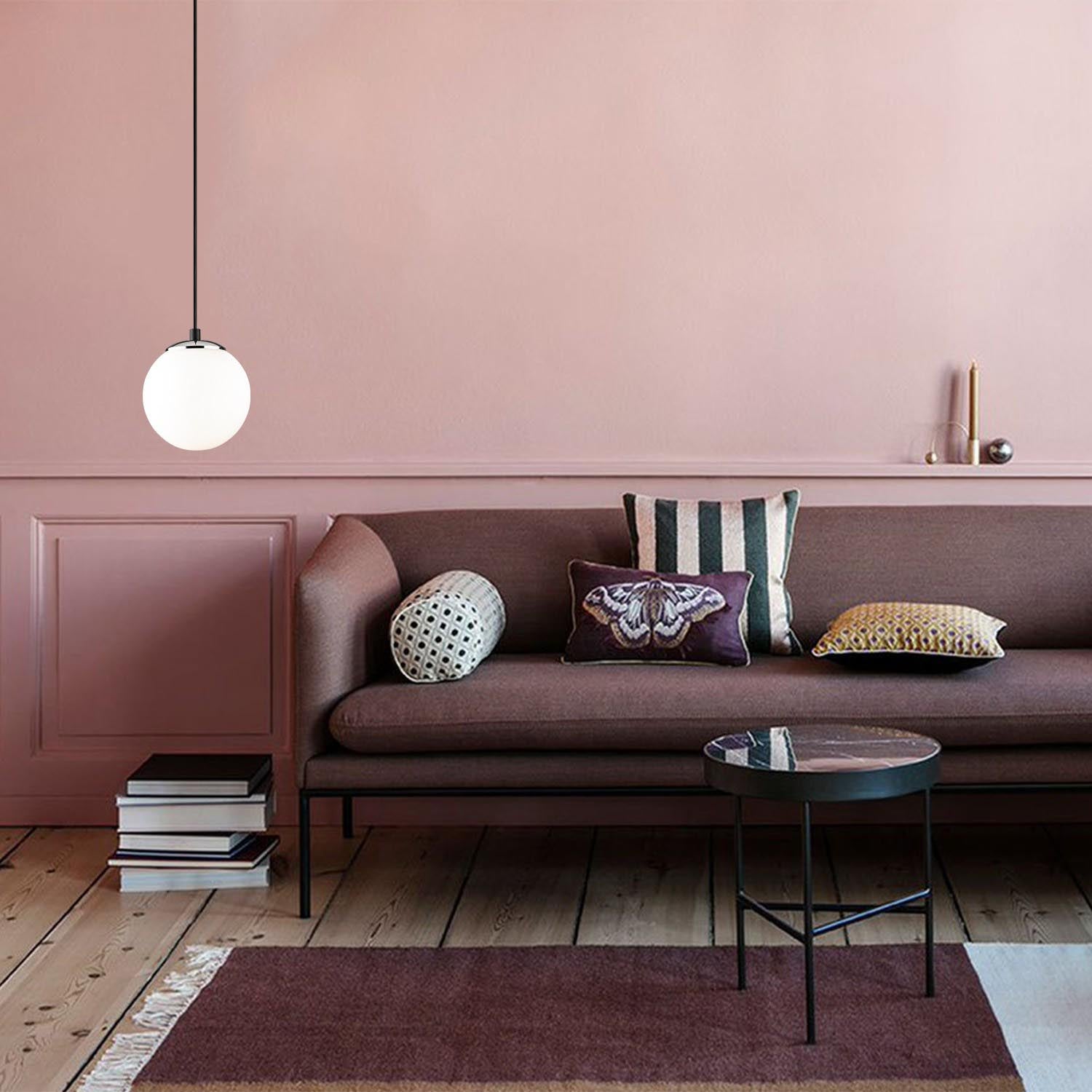 Entdecken Sie die Üzüm Pendelleuchte in Schwarz-Weiß von Opviq – ein elegantes Design-Highlight für Ihr Zuhause, das stilvolle Akzente setzt.