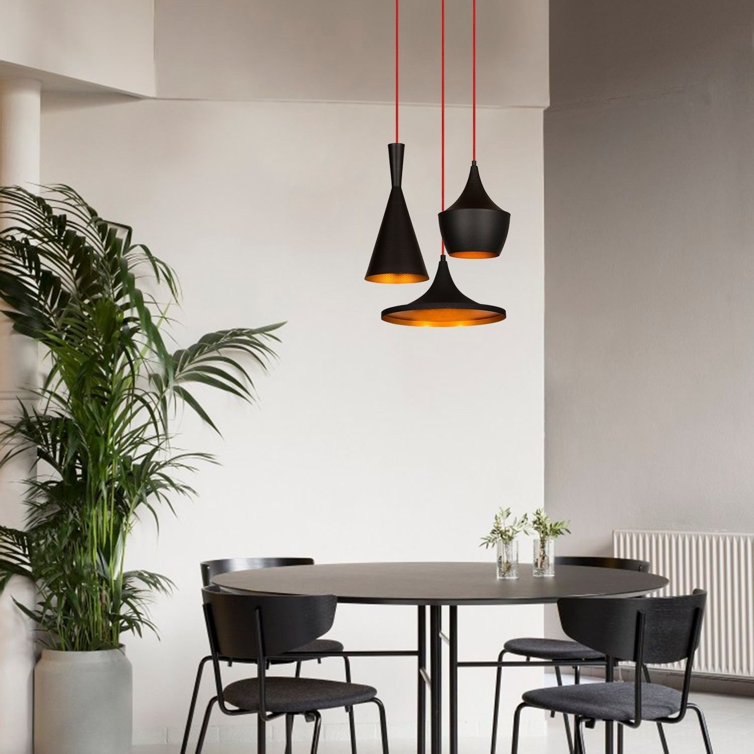 Entdecken Sie die Elmas Pendelleuchte in Schwarz Gold von Opviq – ein elegantes Highlight für Ihr Zuhause, das Stil und Raffinesse vereint.