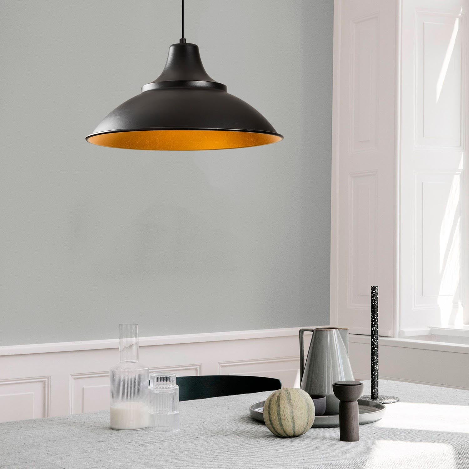 Entdecken Sie die elegante Sağlam Pendelleuchte in Schwarz Gold von Opviq. Perfekt für stilvolle Akzente in jedem Raum.