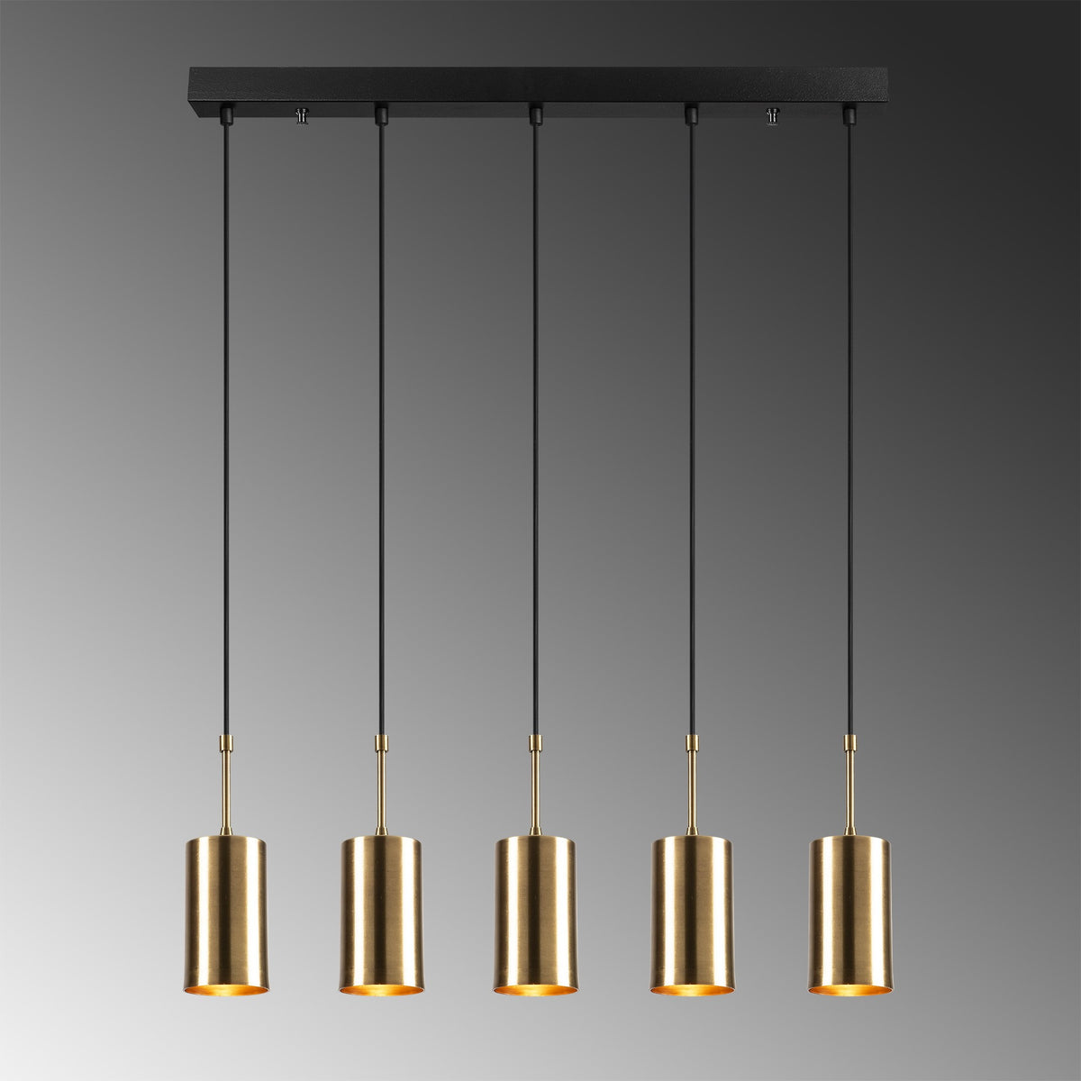 Kem Pendellampe - Gold
Schwarz in Gold
Schwarz präsentiert im Onlineshop von KAQTU Design AG. Pendelleuchte ist von Opviq